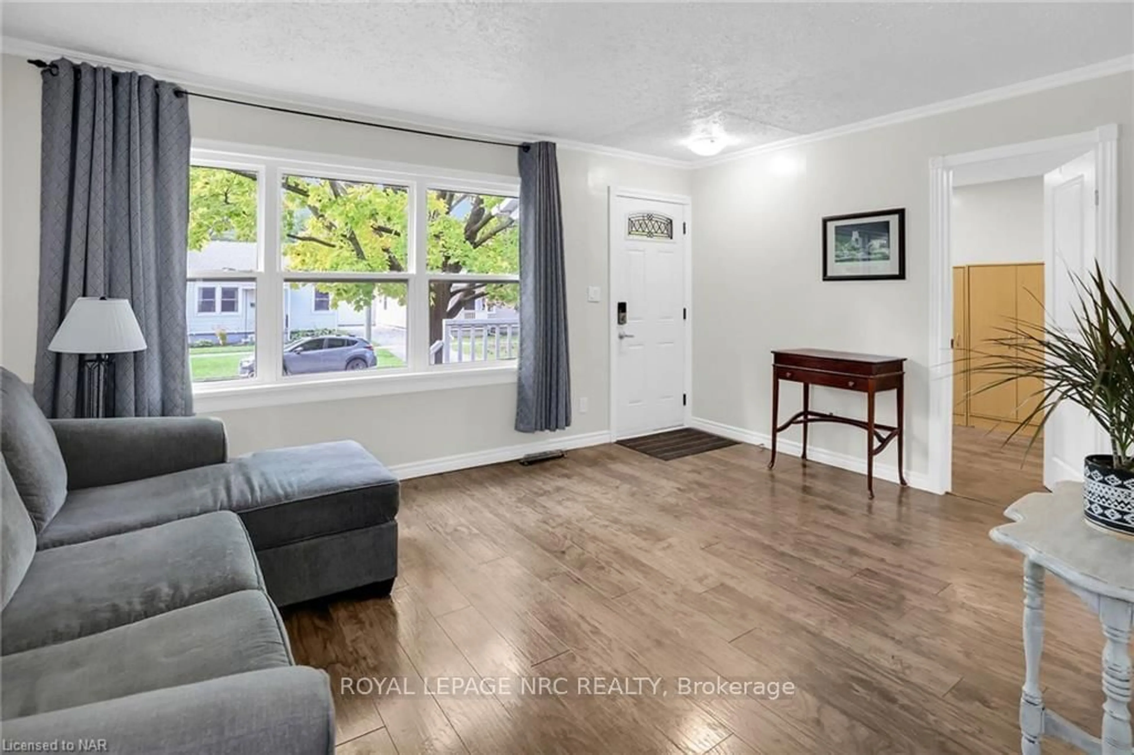 A pic of a room, wood floors for 26 DONCASTER Blvd, St. Catharines Ontario L2N 1Y4