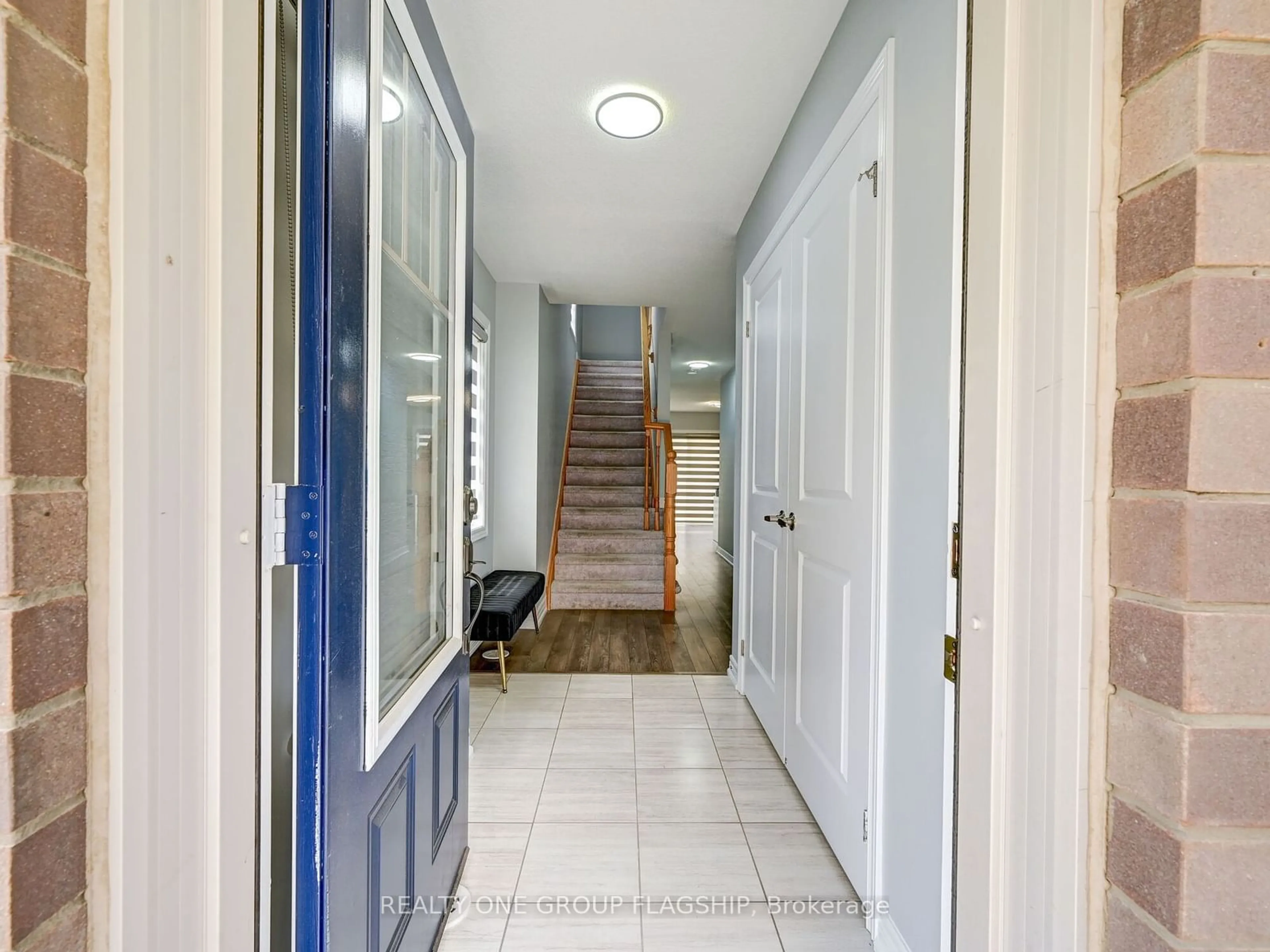 Indoor foyer, wood floors for 5 Rapids Lane, Hamilton Ontario L8K 0A3