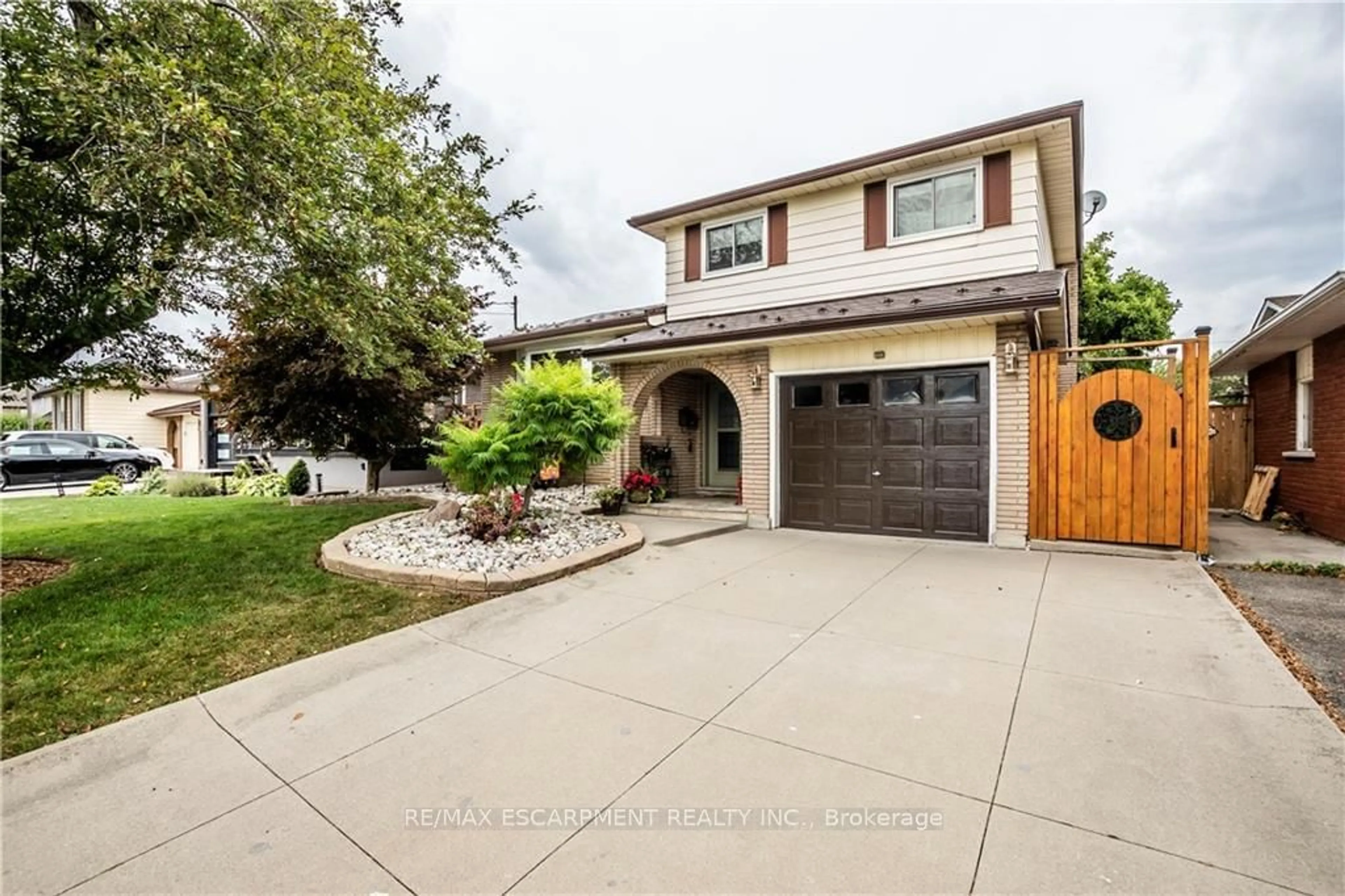 Frontside or backside of a home, the street view for 29 Abbington Dr, Hamilton Ontario L9C 4R2