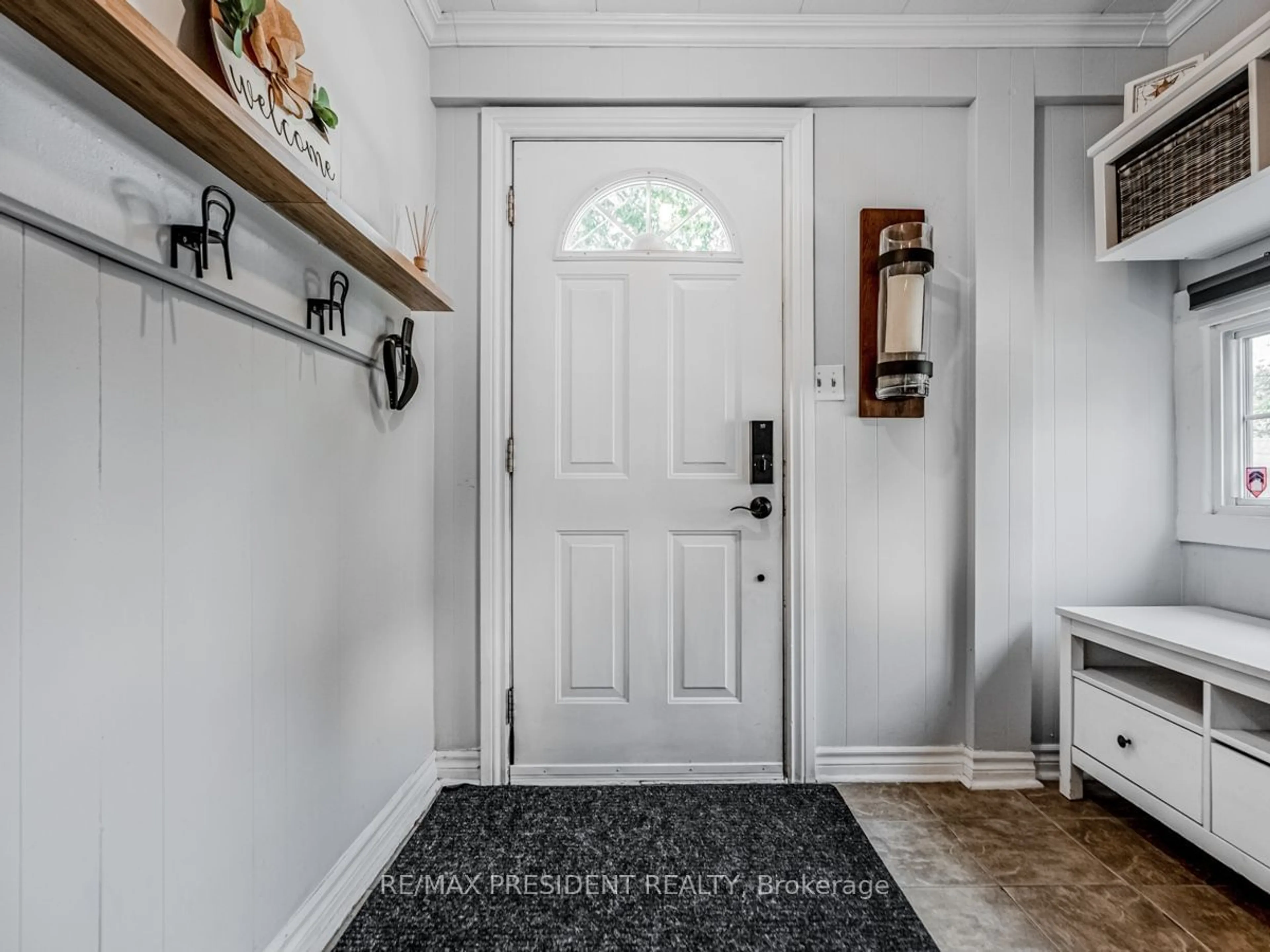 Indoor entryway, wood floors for 1 Mareve Ave, Hamilton Ontario L8H 7A7