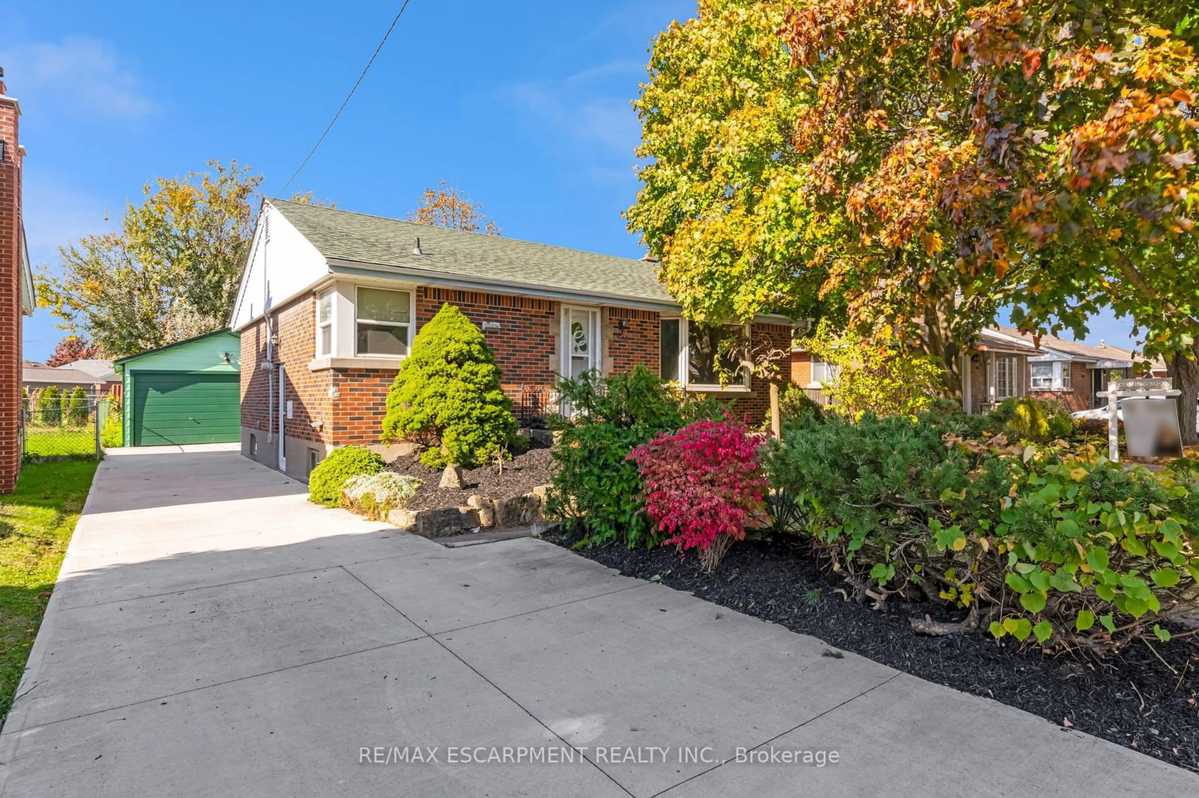 Frontside or backside of a home, the street view for 209 Fernwood Cres, Hamilton Ontario L8T 3L5