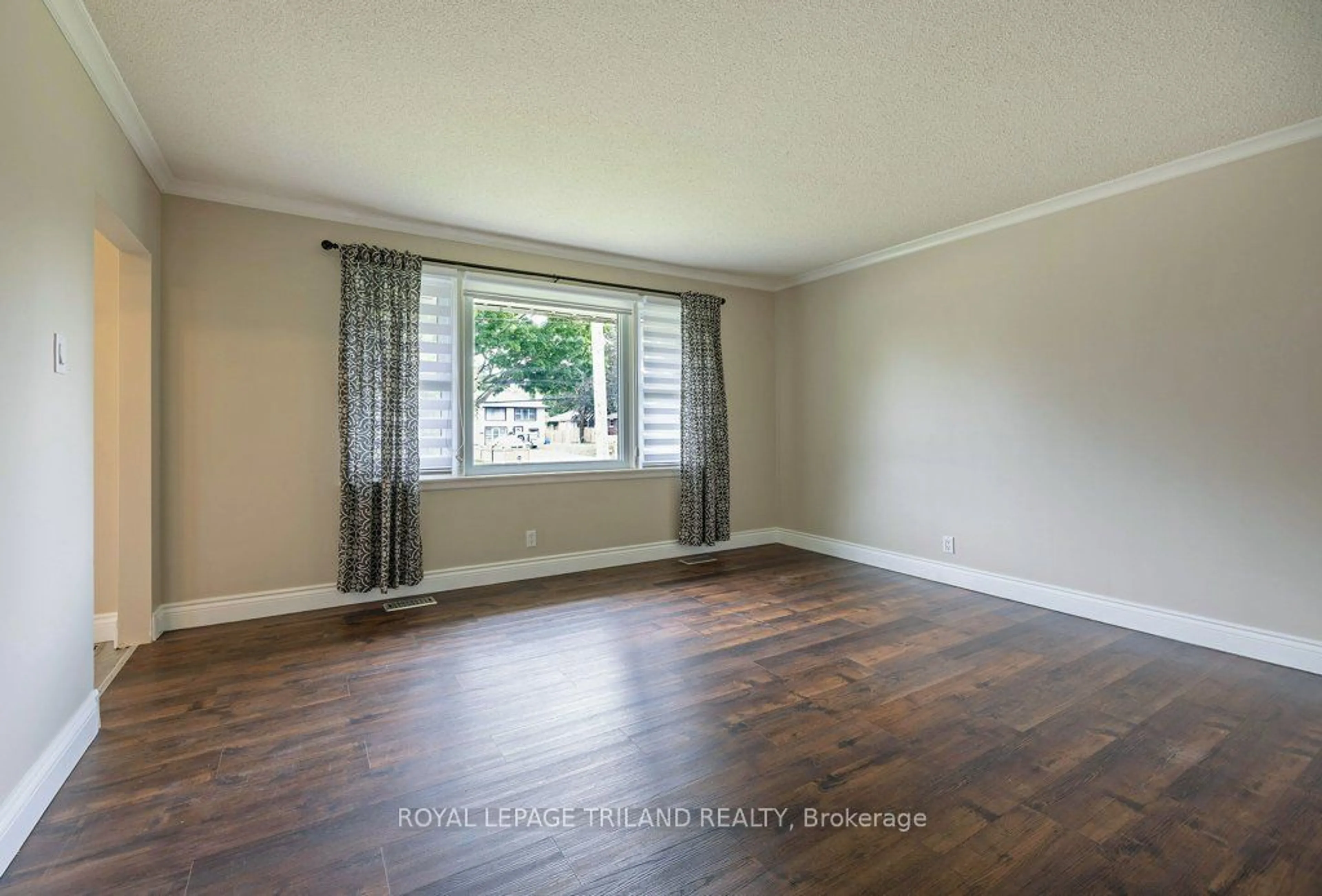 A pic of a room, wood floors for 163 First Ave, St. Thomas Ontario N5R 4N9