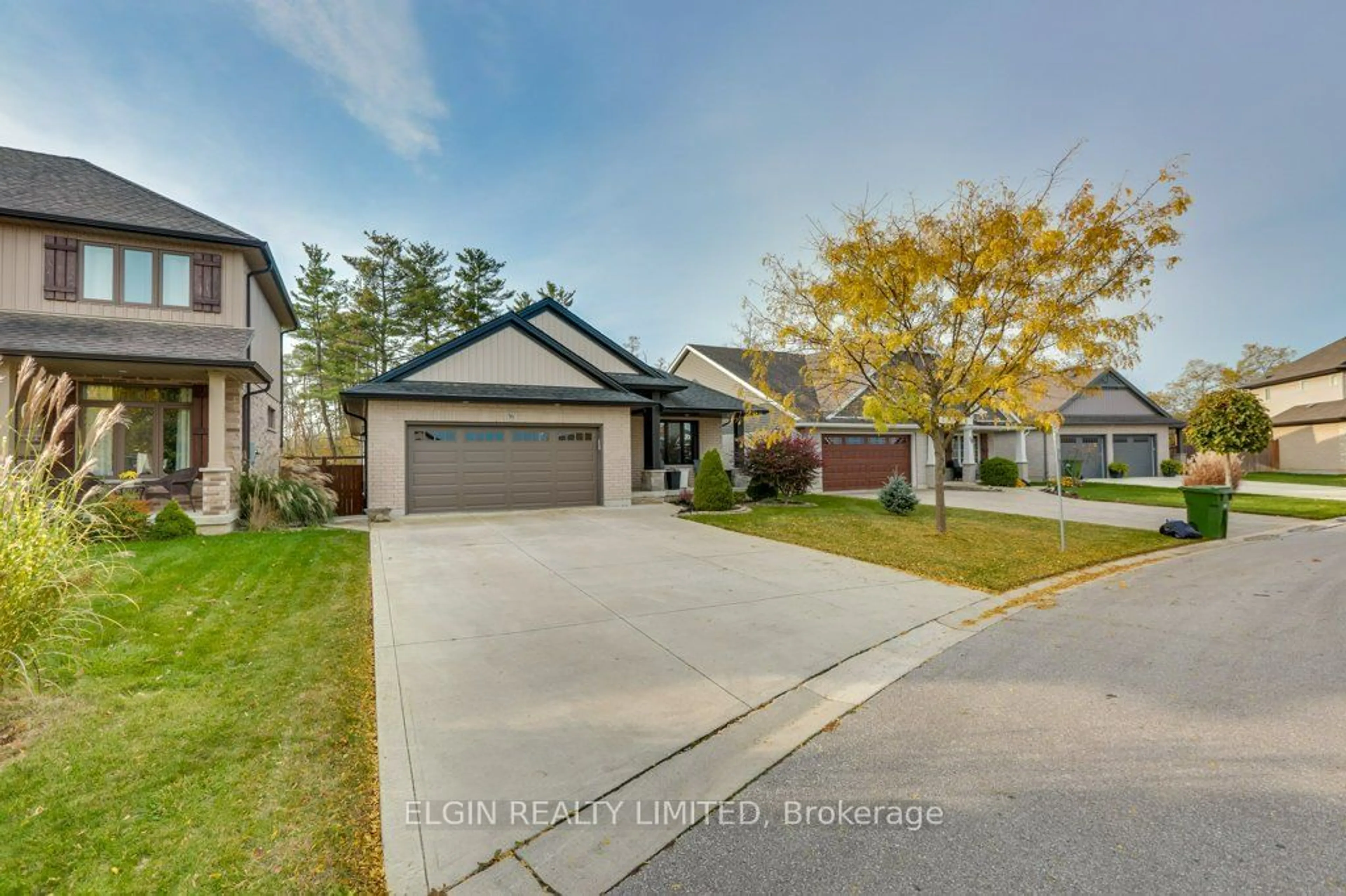 Frontside or backside of a home, the street view for 36 Deerfield Crt, St. Thomas Ontario N5P 0A8