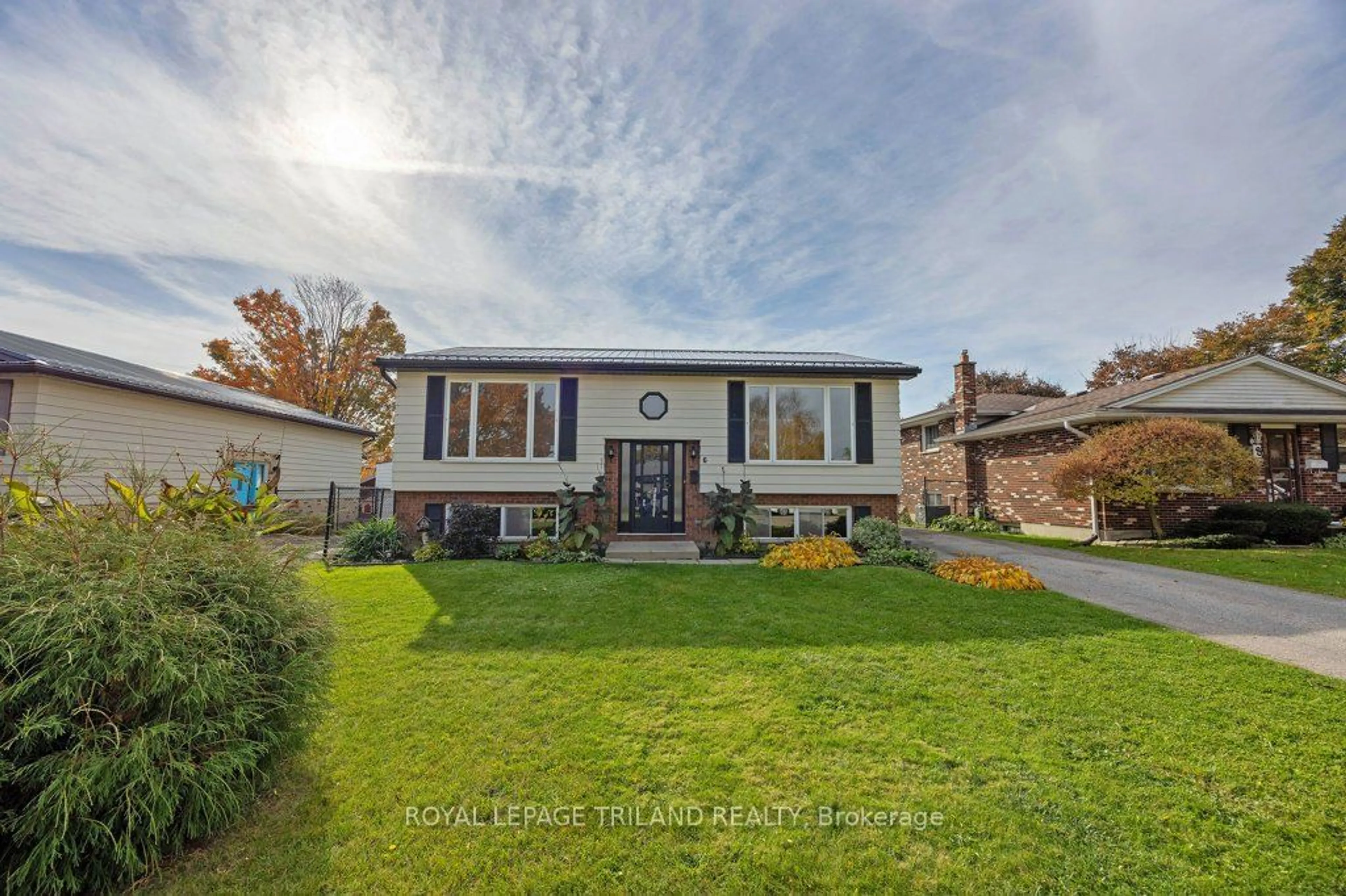 Frontside or backside of a home, the street view for 6 Erinlea Dr, St. Thomas Ontario N5R 5N8