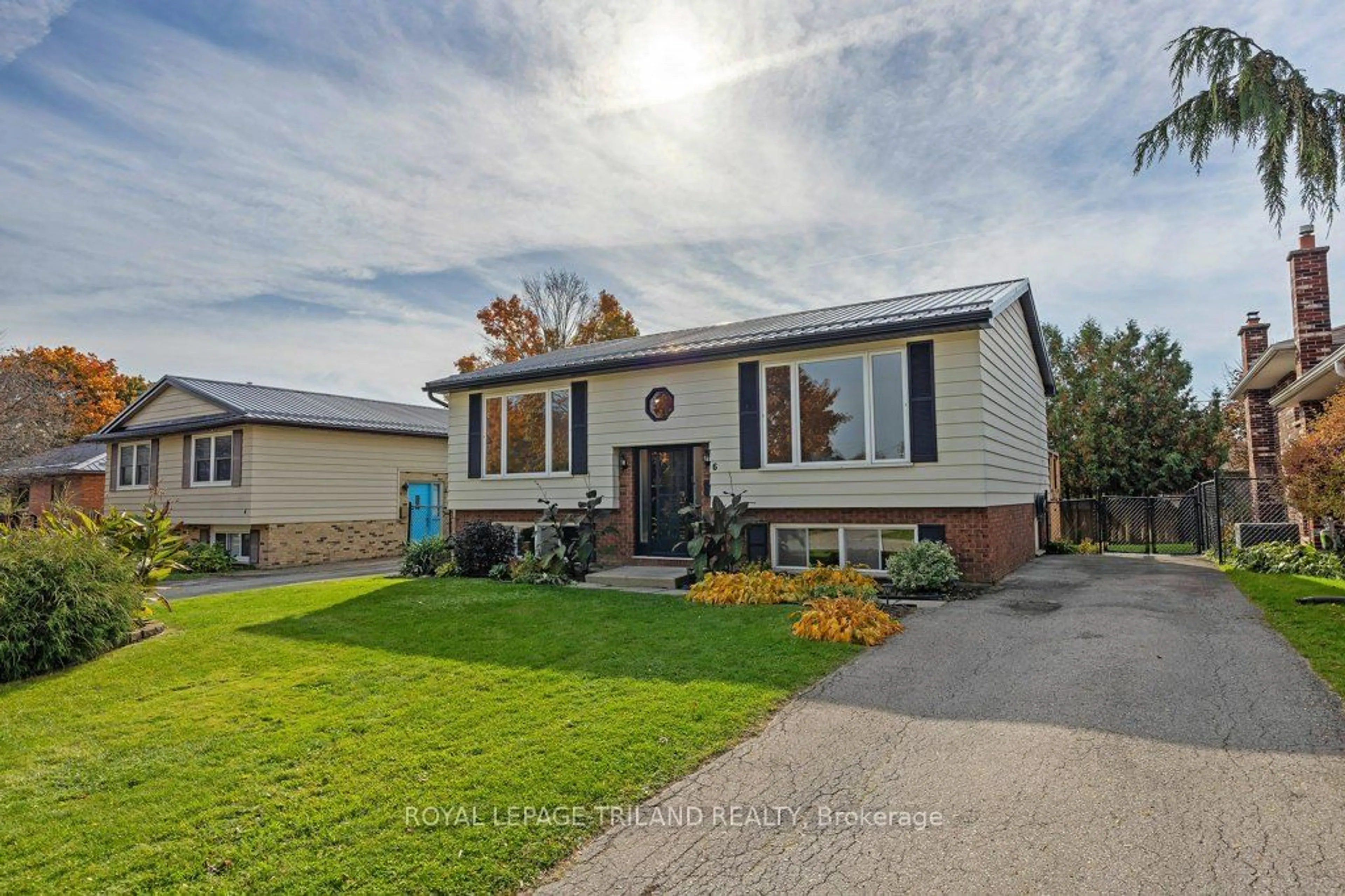 Frontside or backside of a home, the street view for 6 Erinlea Dr, St. Thomas Ontario N5R 5N8