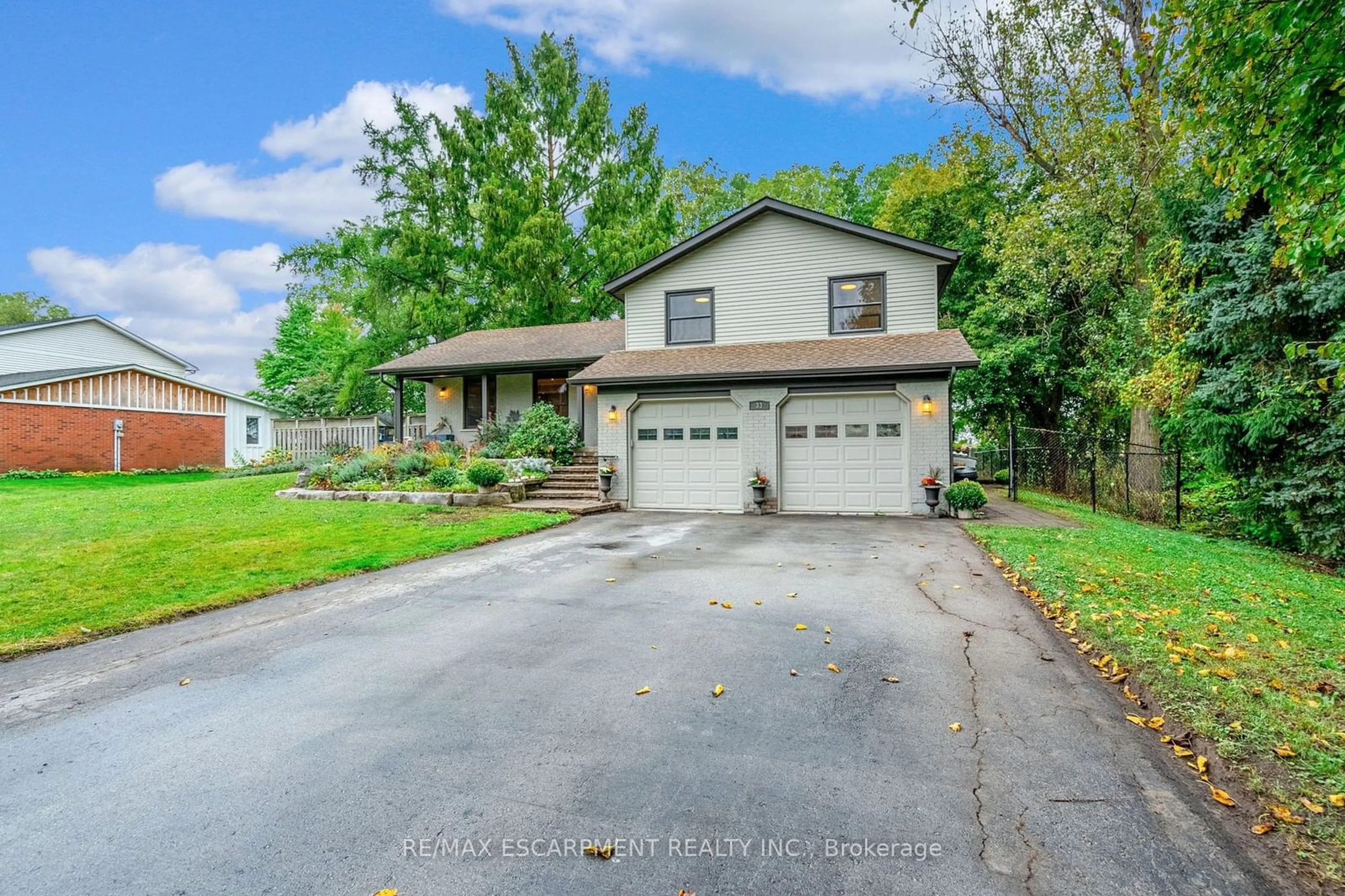 Frontside or backside of a home, the street view for 33 Cumminsville Dr, Hamilton Ontario L0R 1V0