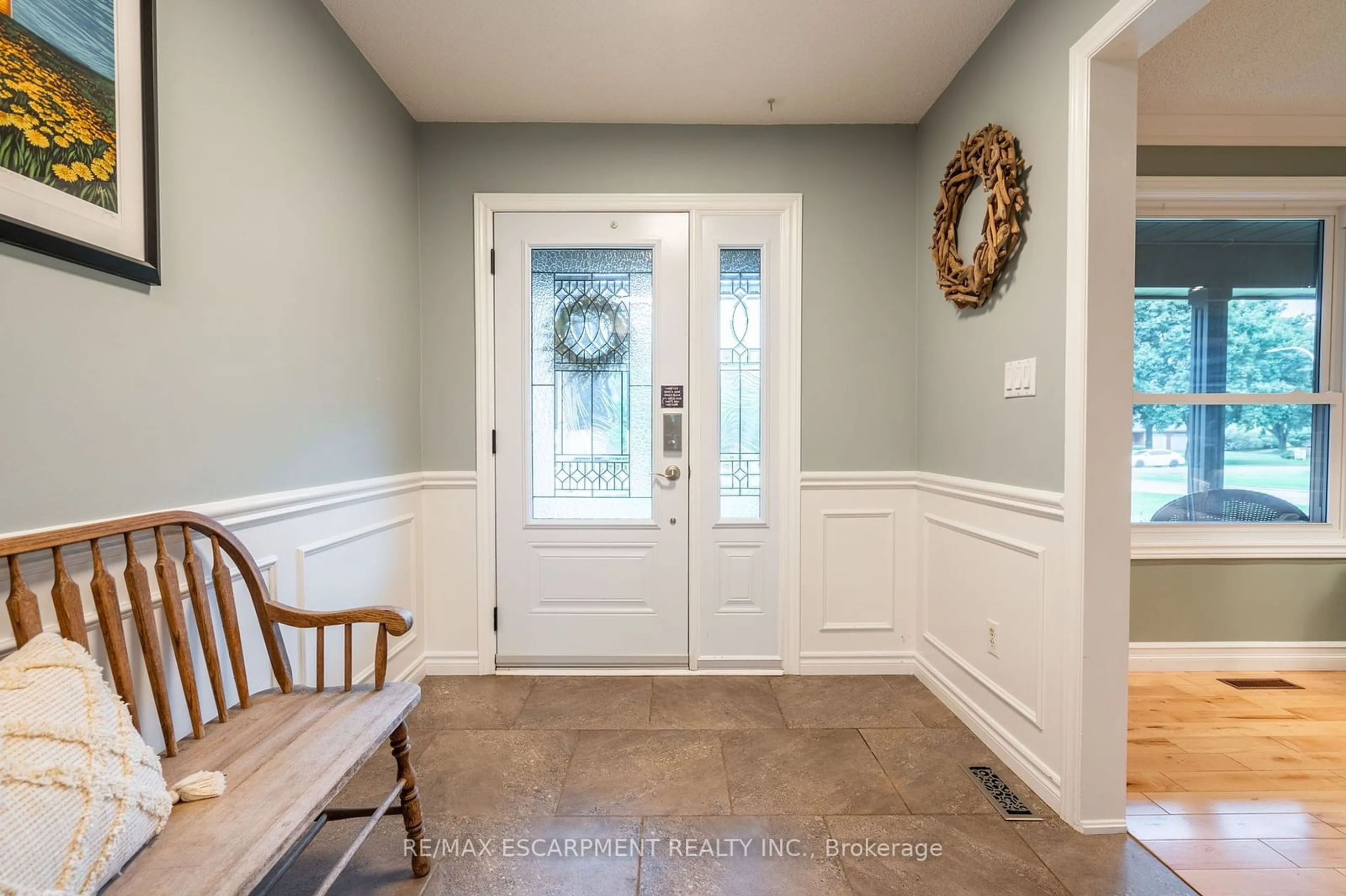 Indoor entryway, wood floors for 33 Cumminsville Dr, Hamilton Ontario L0R 1V0