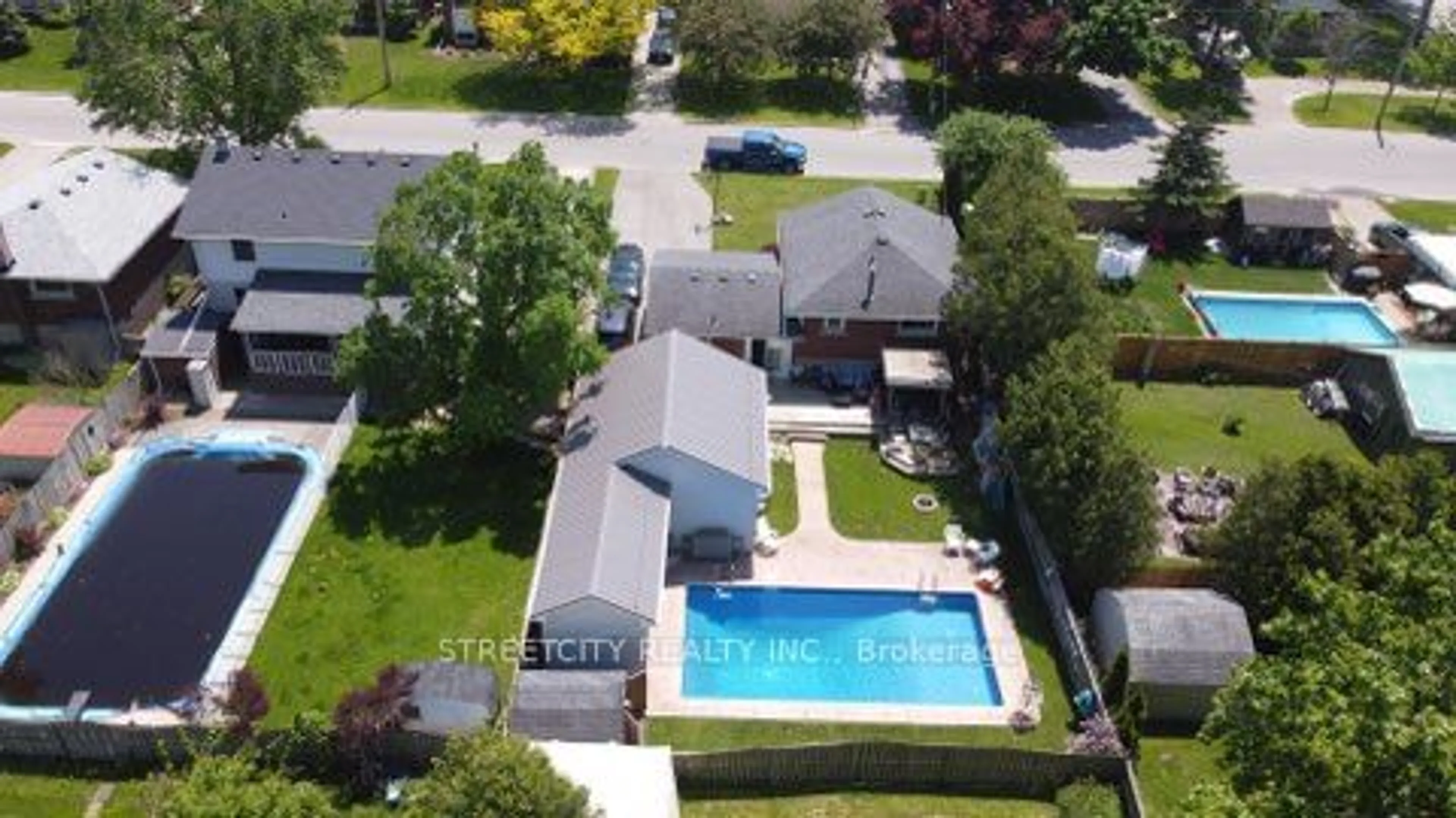 Indoor or outdoor pool for 170 Locust St, St. Thomas Ontario N5R 2C9