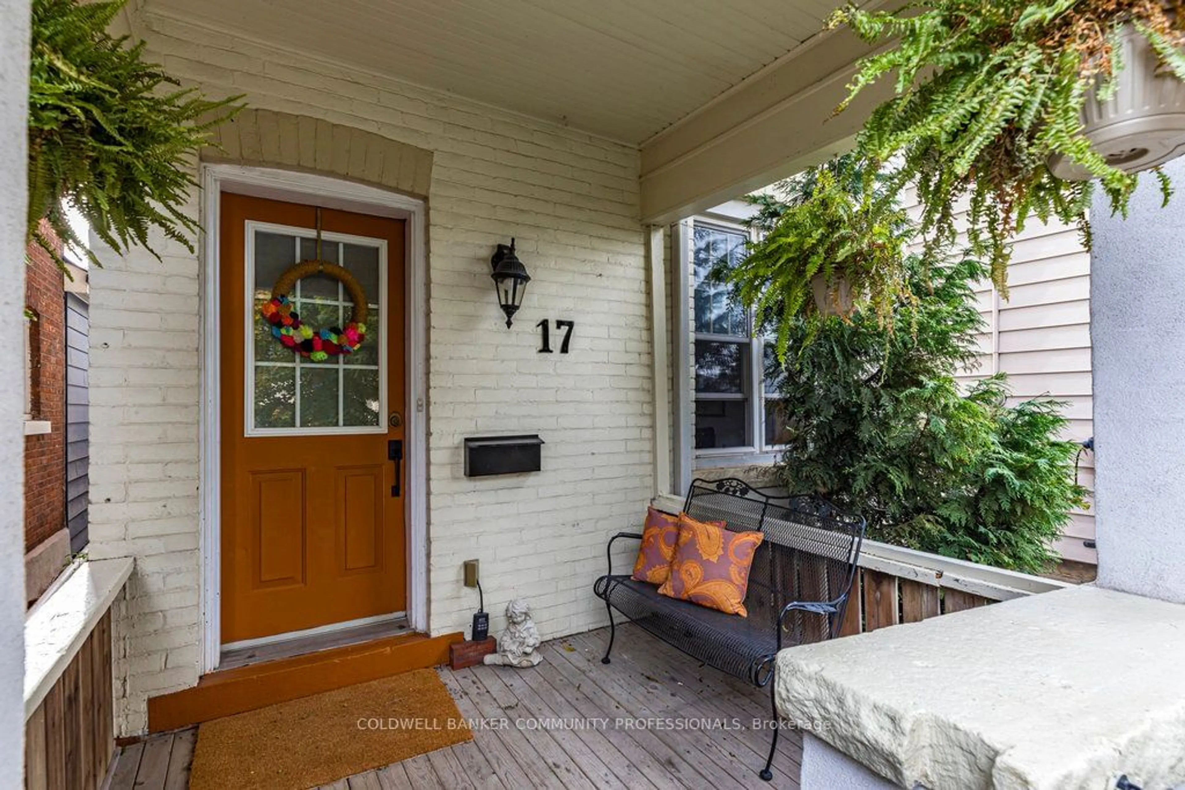 Indoor entryway, wood floors for 17 Melbourne St, Hamilton Ontario L8P 2A4