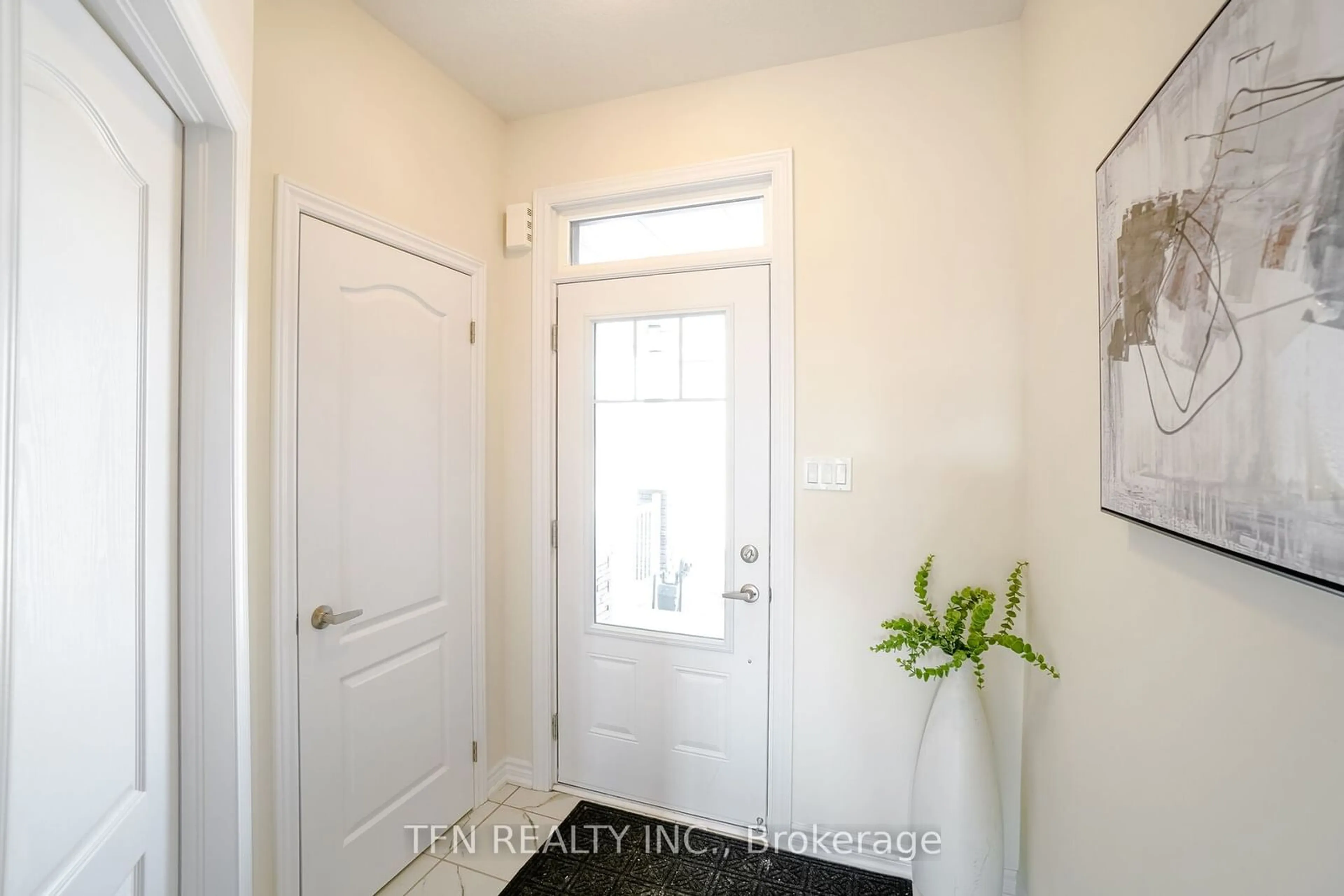 Indoor entryway, wood floors for 266 Explorer Way, Thorold Ontario L2V 0K2