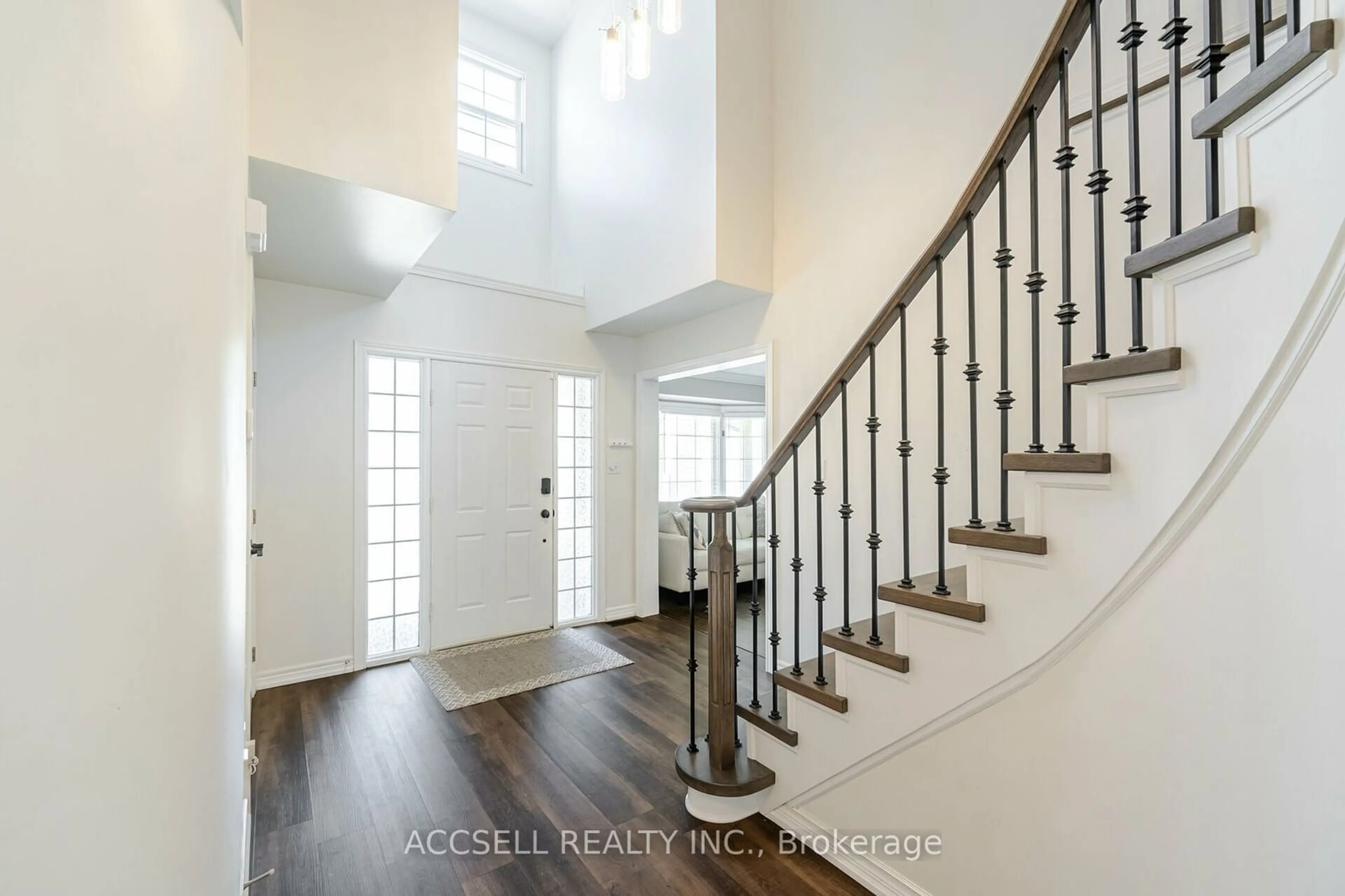 Indoor entryway, wood floors for 29 Riviera Rdge, Hamilton Ontario L8E 5E6