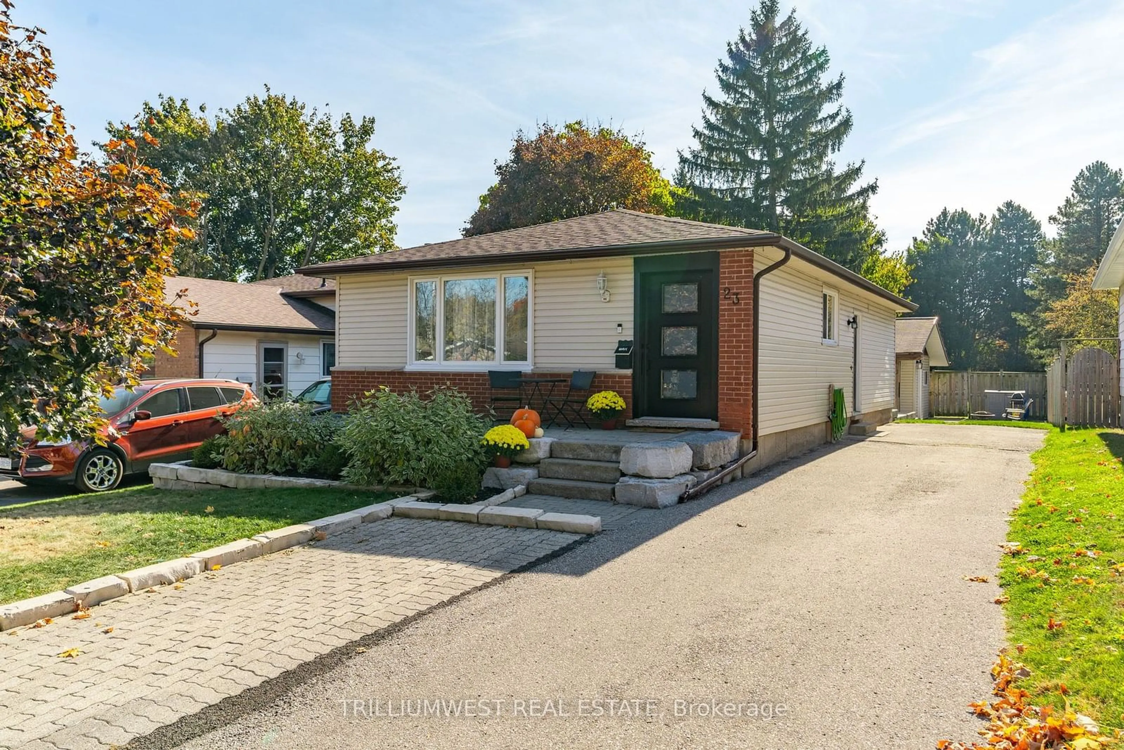 Frontside or backside of a home, the street view for 23 HILLSIDE Dr, Kitchener Ontario N2E 1R1