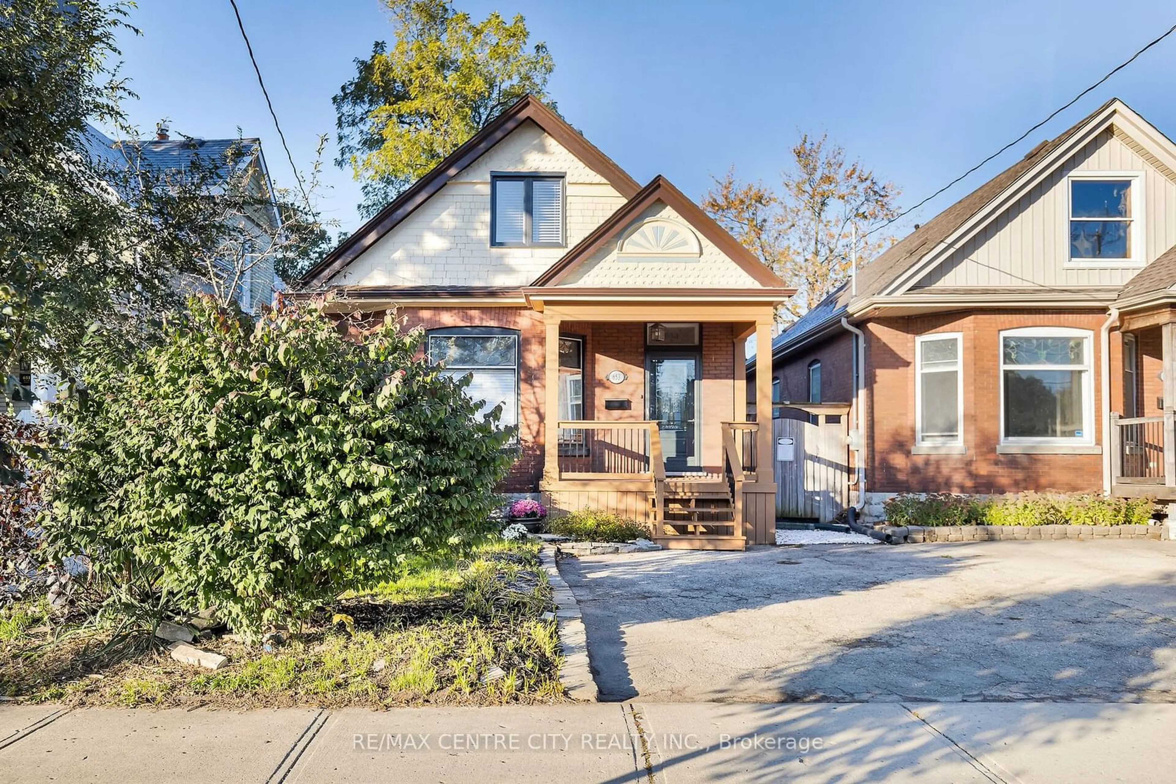 Frontside or backside of a home, cottage for 653 William St, London Ontario N5Y 2R1