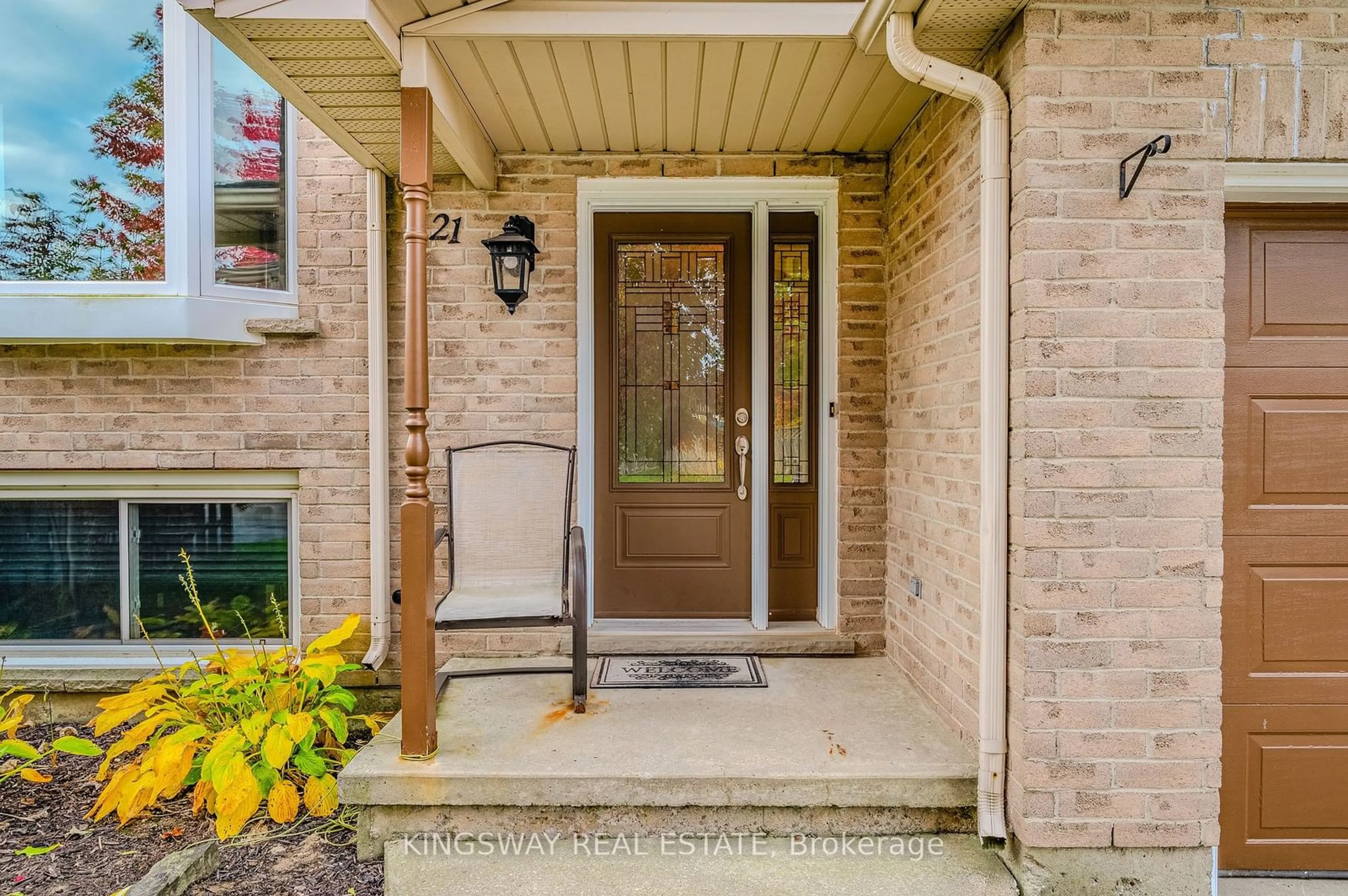 Indoor entryway, wood floors for 21 Longview Rd, Hamilton Ontario L0R 1W0