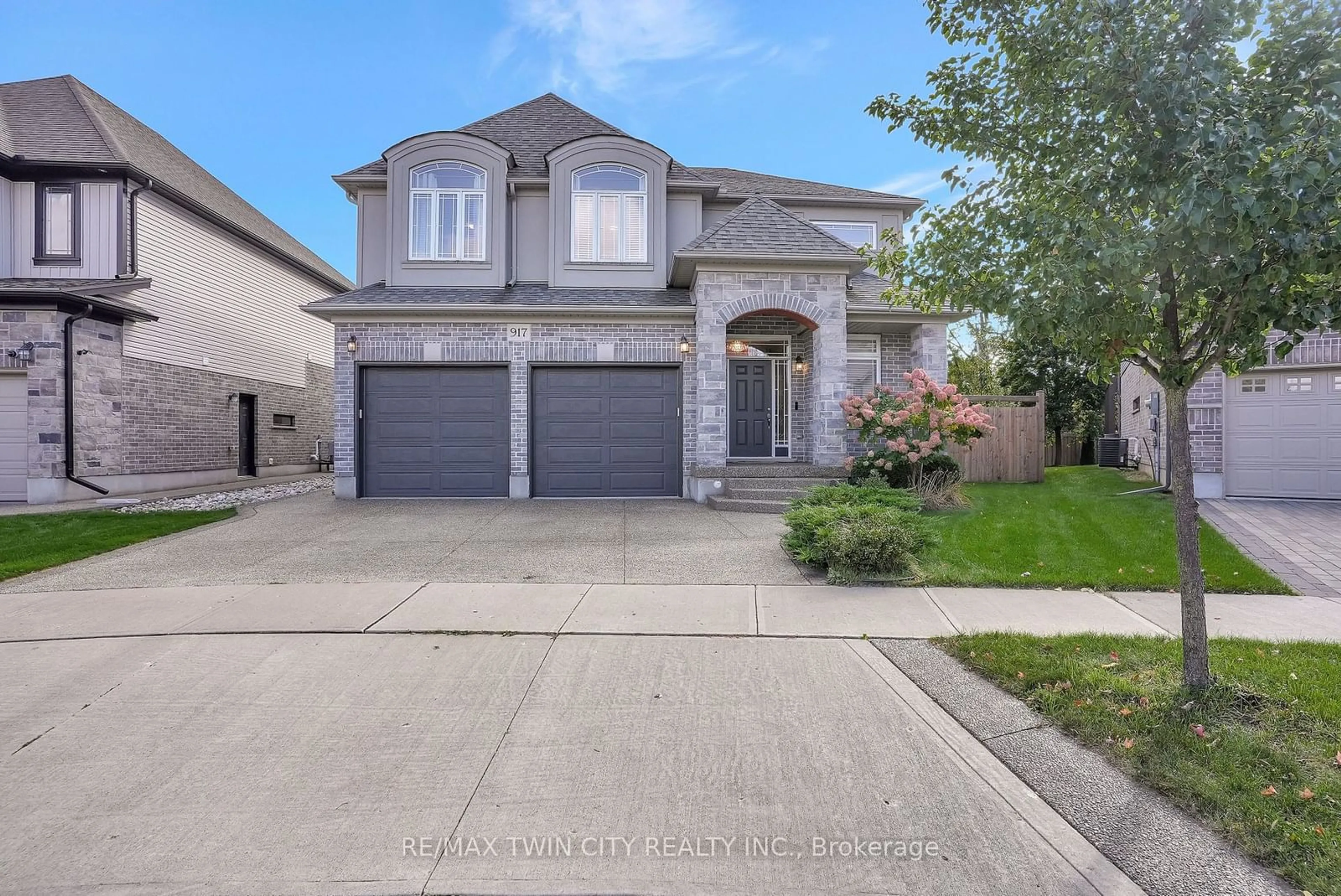 Frontside or backside of a home, the street view for 917 Deer Creek Crt, Kitchener Ontario N2A 0J5