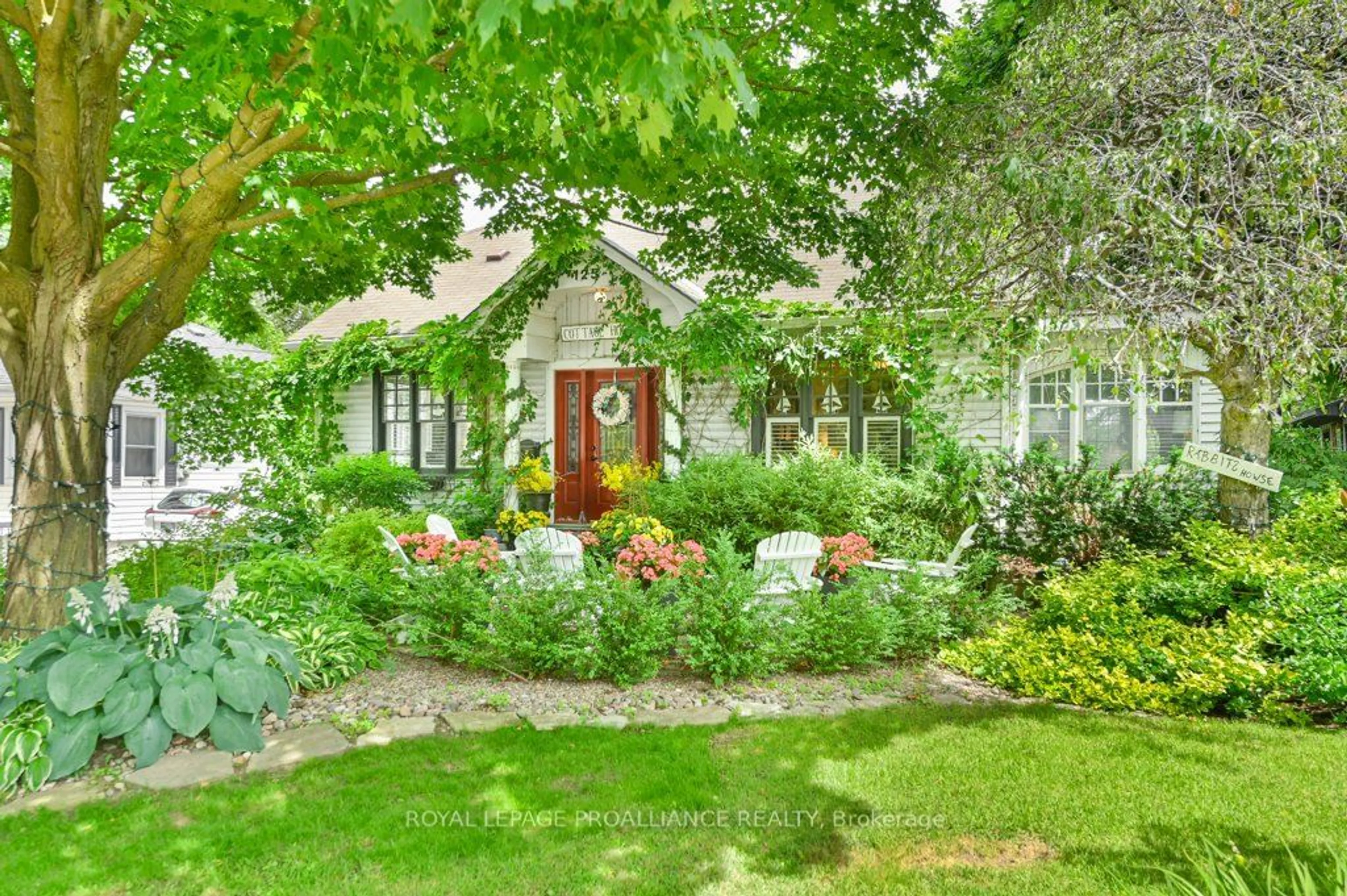 Indoor entryway, wood floors for 125 Dufferin Ave, Belleville Ontario K8N 3W9