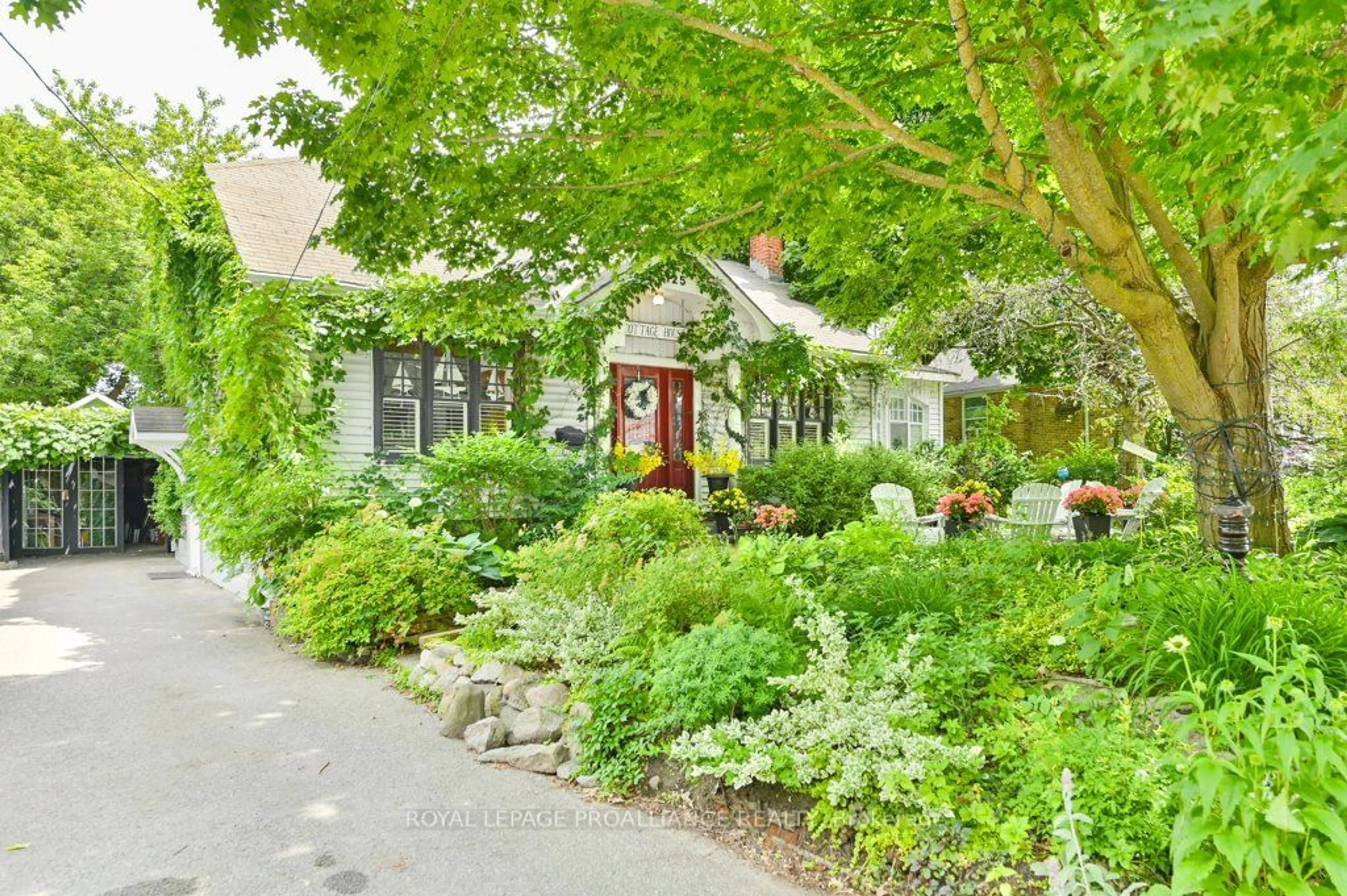 Indoor entryway for 125 Dufferin Ave, Belleville Ontario K8N 3W9