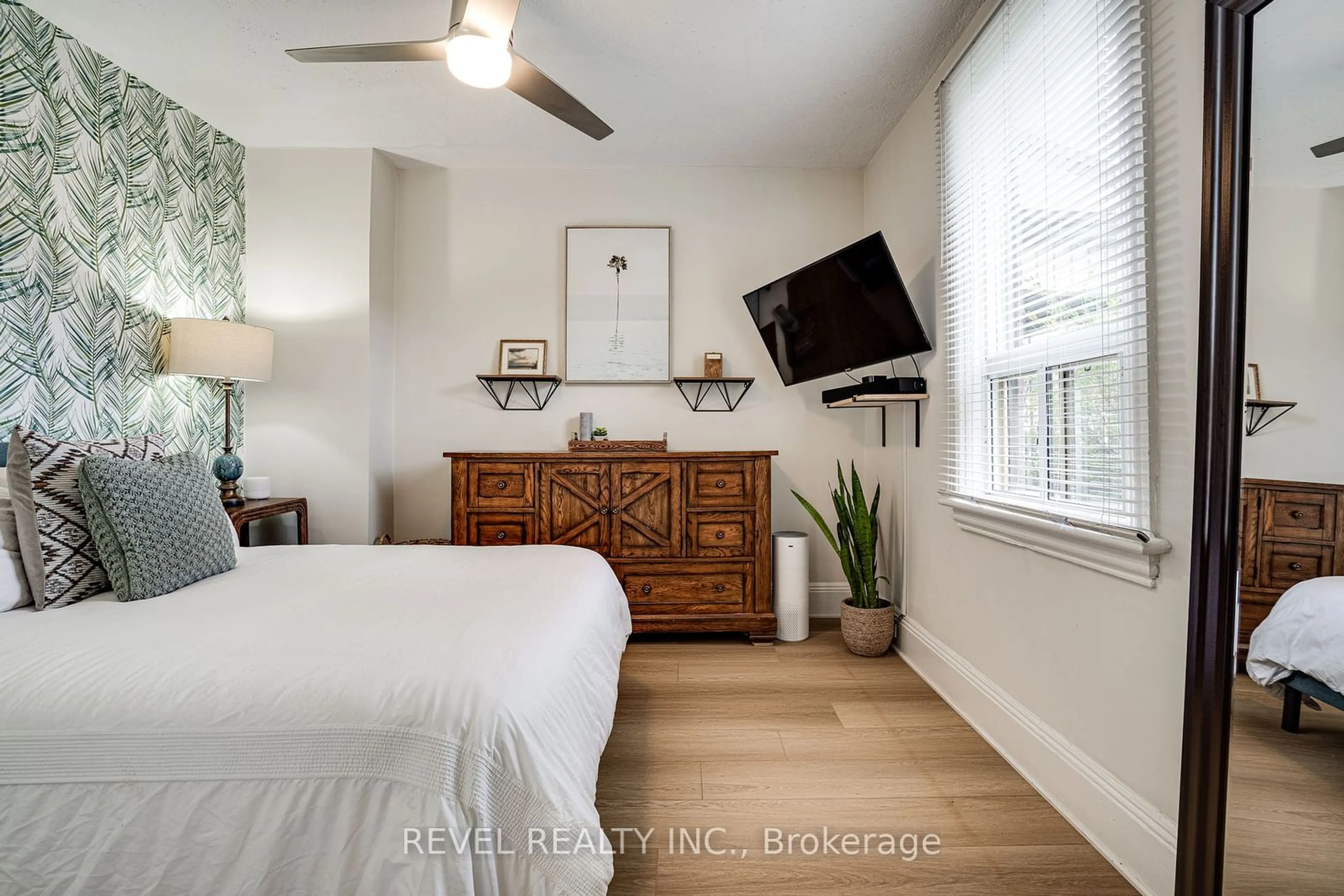 A pic of a room, wood floors for 44 Steven St, Hamilton Ontario L8L 5N5