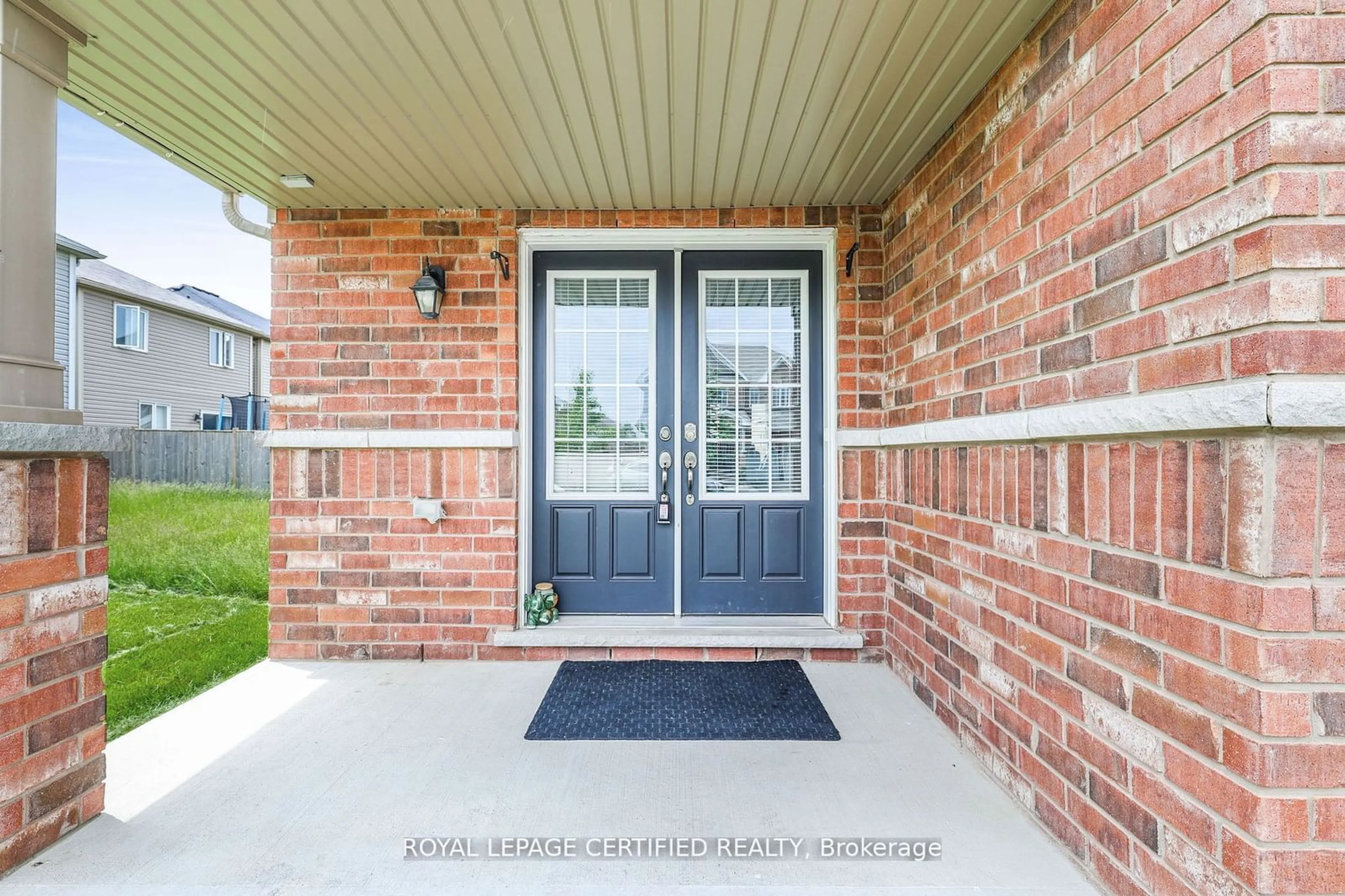 Indoor entryway, wood floors for 36 Cheevers Rd, Brantford Ontario N3T 0K5