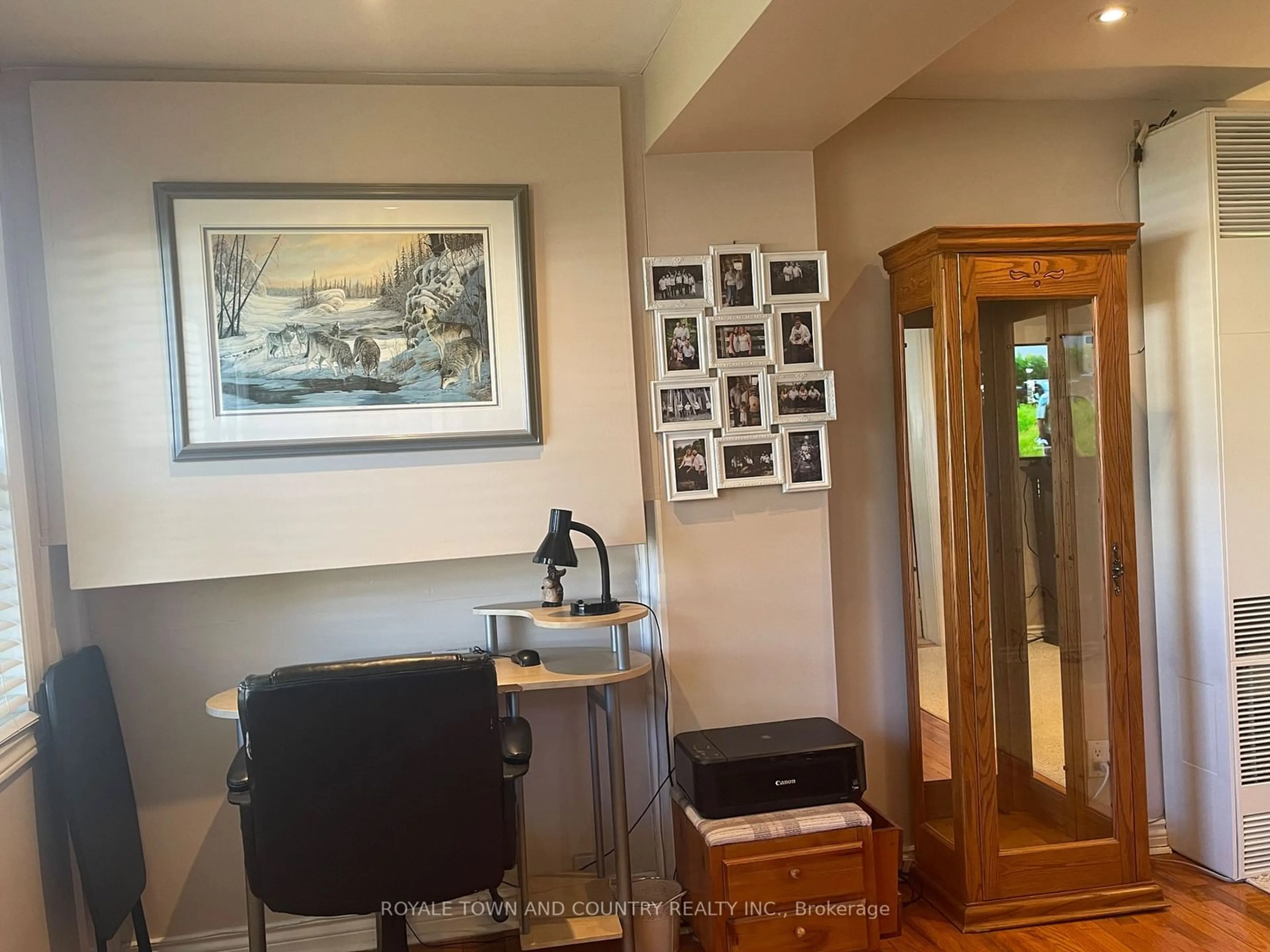 Indoor foyer, wood floors for 61 Russell St, Kawartha Lakes Ontario K9V 2A7