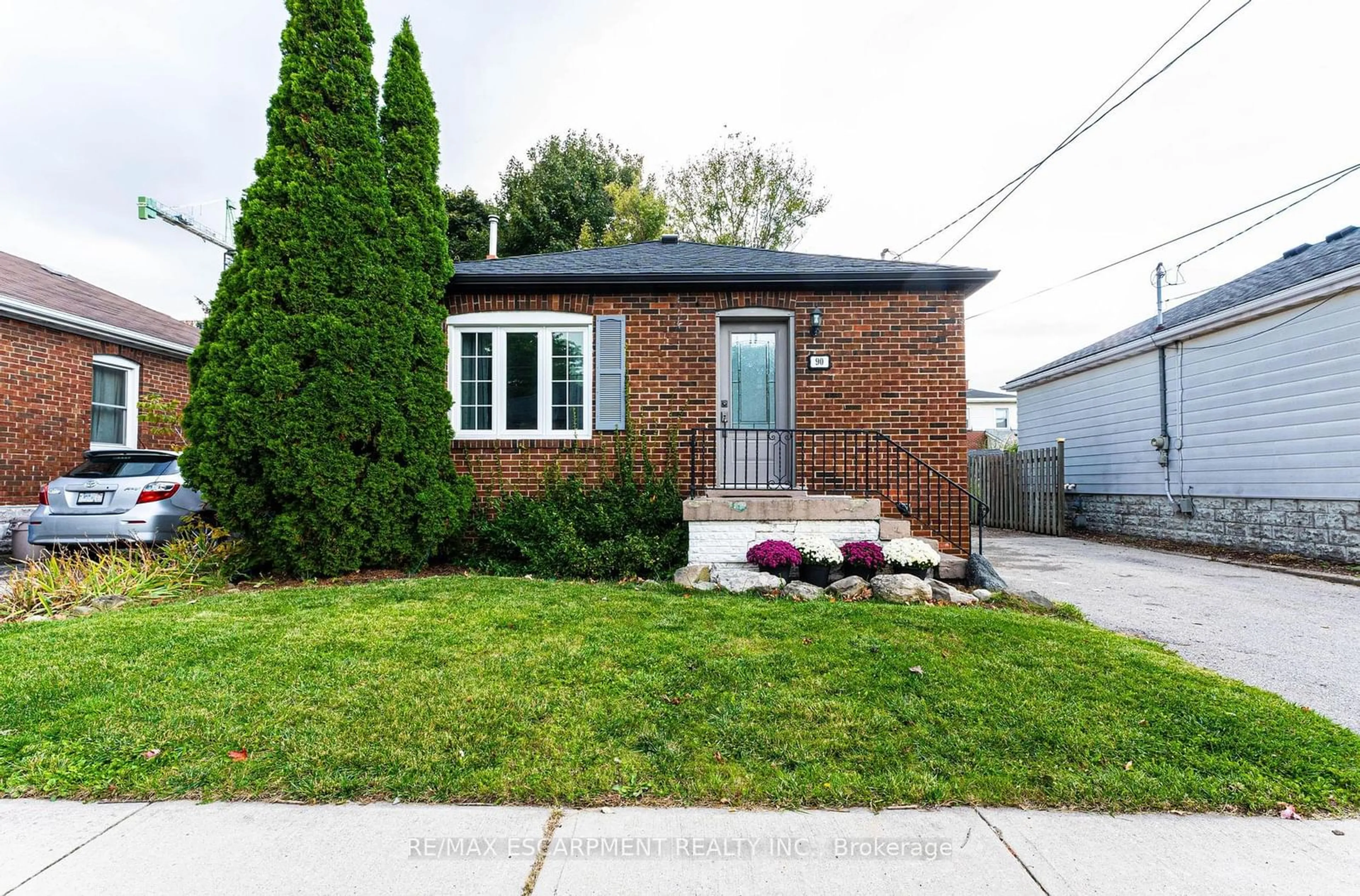 Home with brick exterior material for 90 East 11th St, Hamilton Ontario L9A 3T4