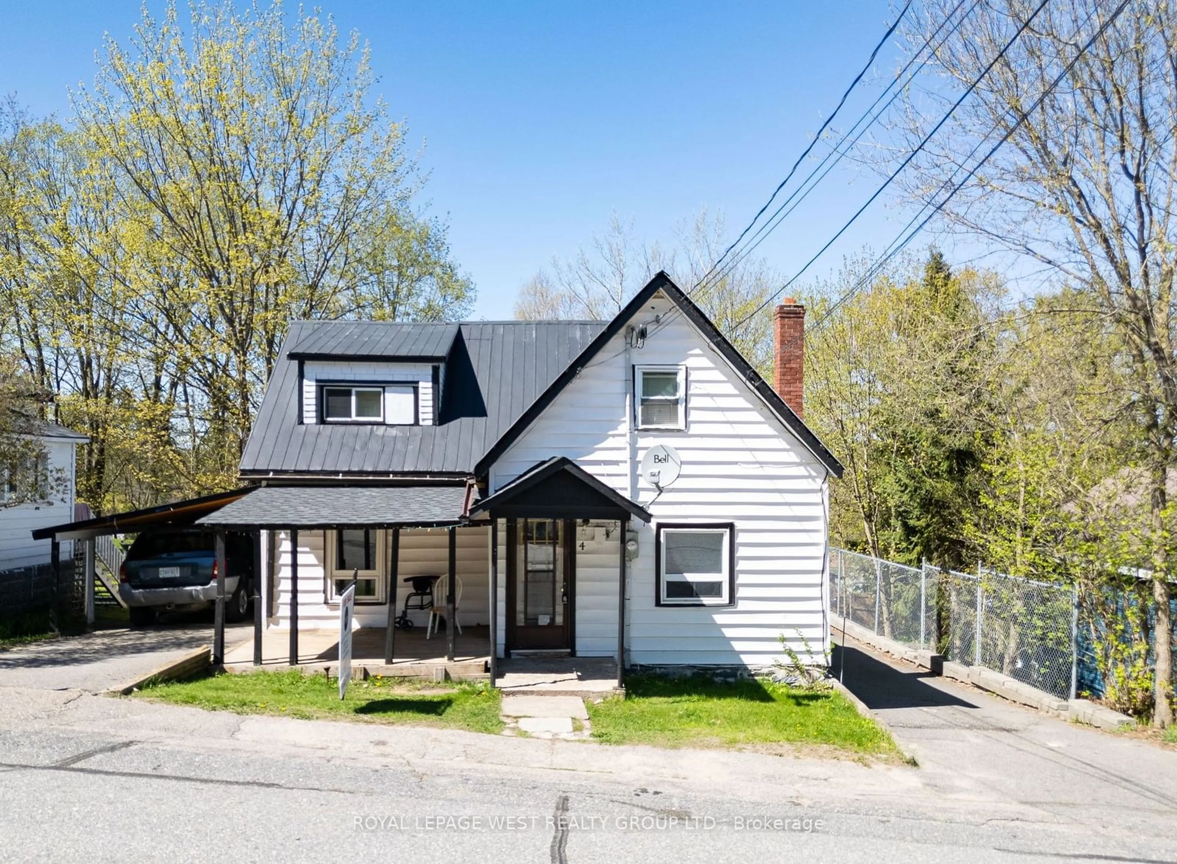 Frontside or backside of a home, cottage for 4 Cora St, Huntsville Ontario P1H 1T5