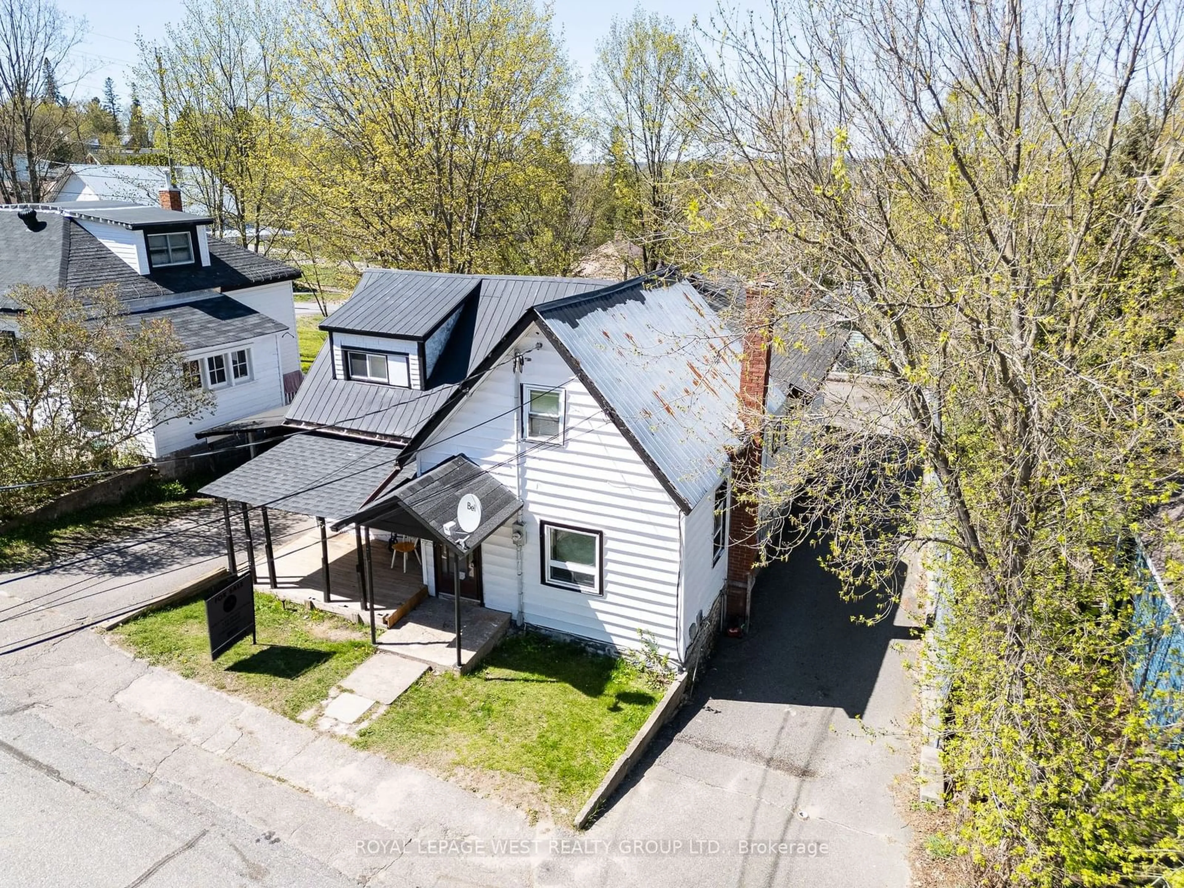 Frontside or backside of a home, cottage for 4 Cora St, Huntsville Ontario P1H 1T5