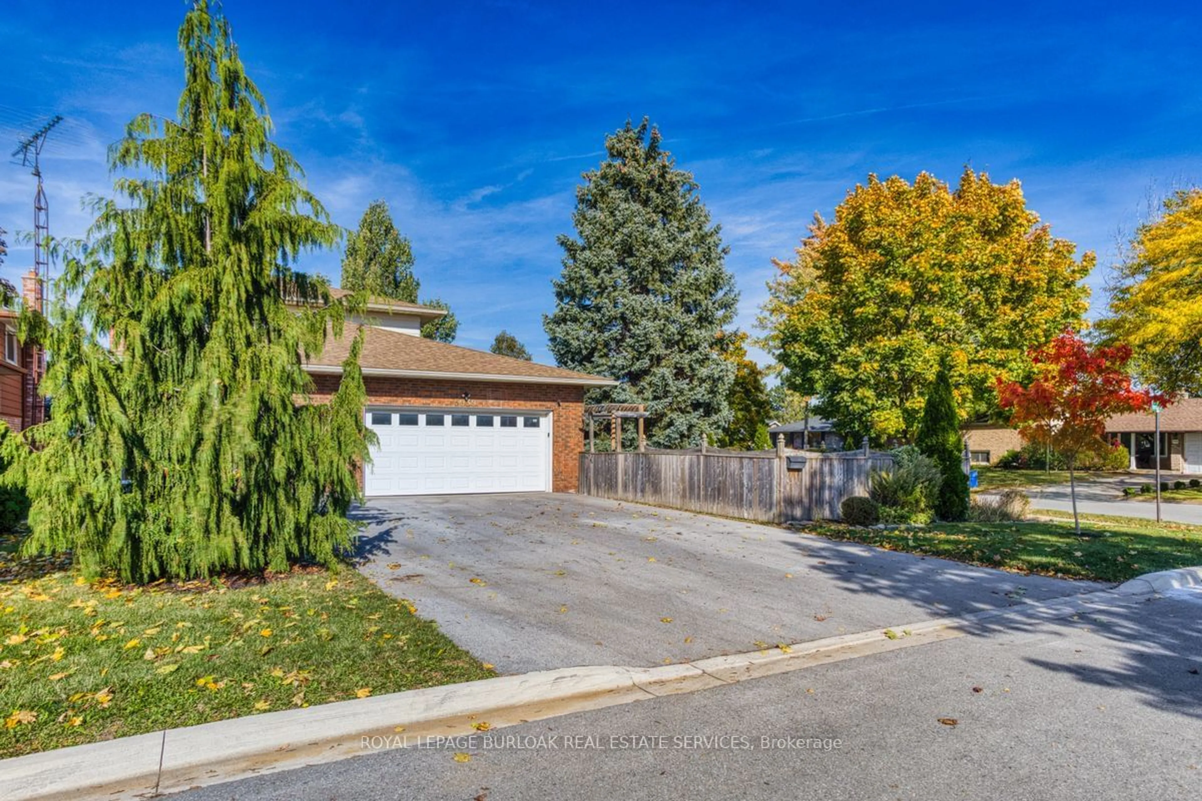 A pic from exterior of the house or condo, the fenced backyard for 5039 Stenzel Crt, Lincoln Ontario L0R 1B5