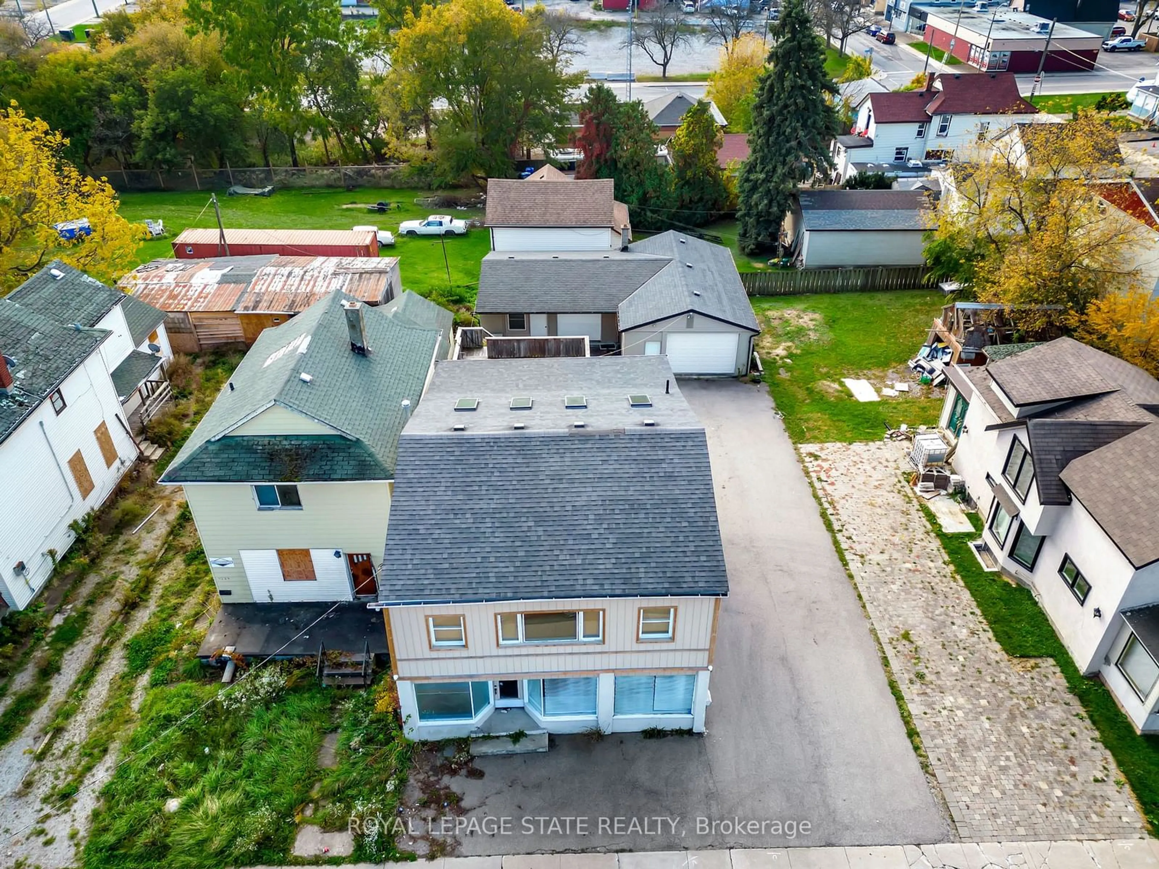 Frontside or backside of a home, the street view for 4528 Bridge St, Niagara Falls Ontario L2E 2R7