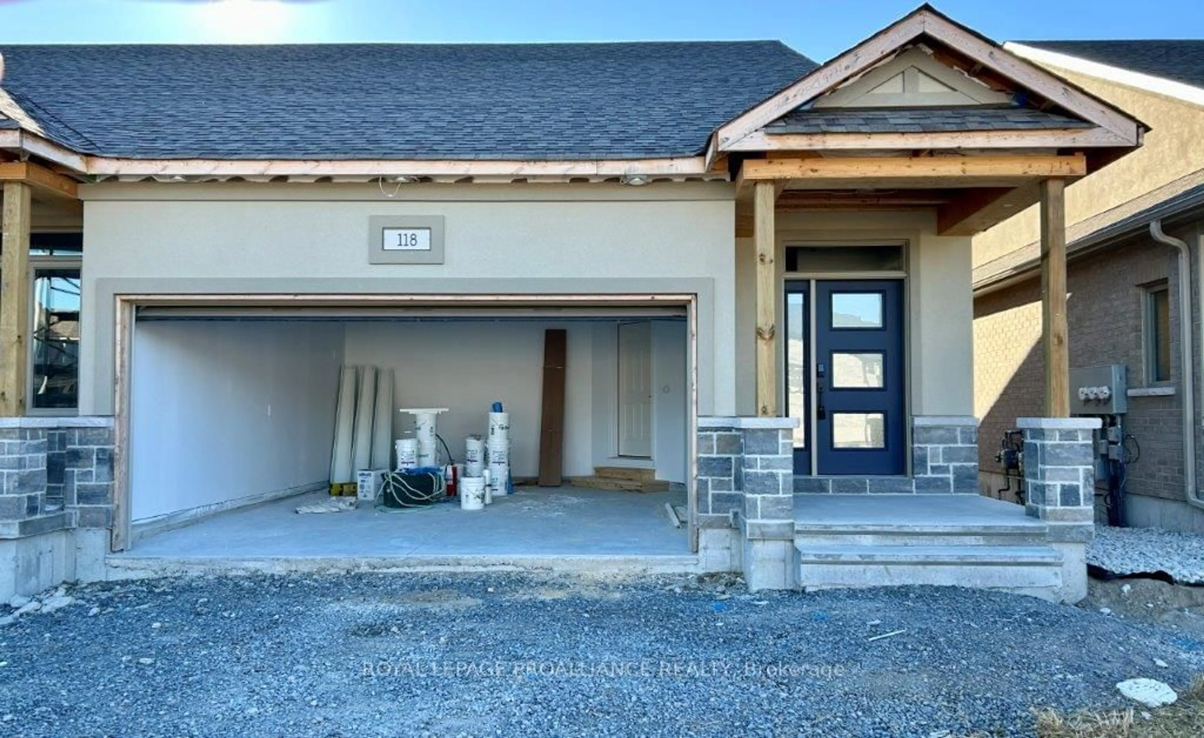 Indoor entryway, cement floor for 118 Athabaska Dr, Belleville Ontario K8N 0V6