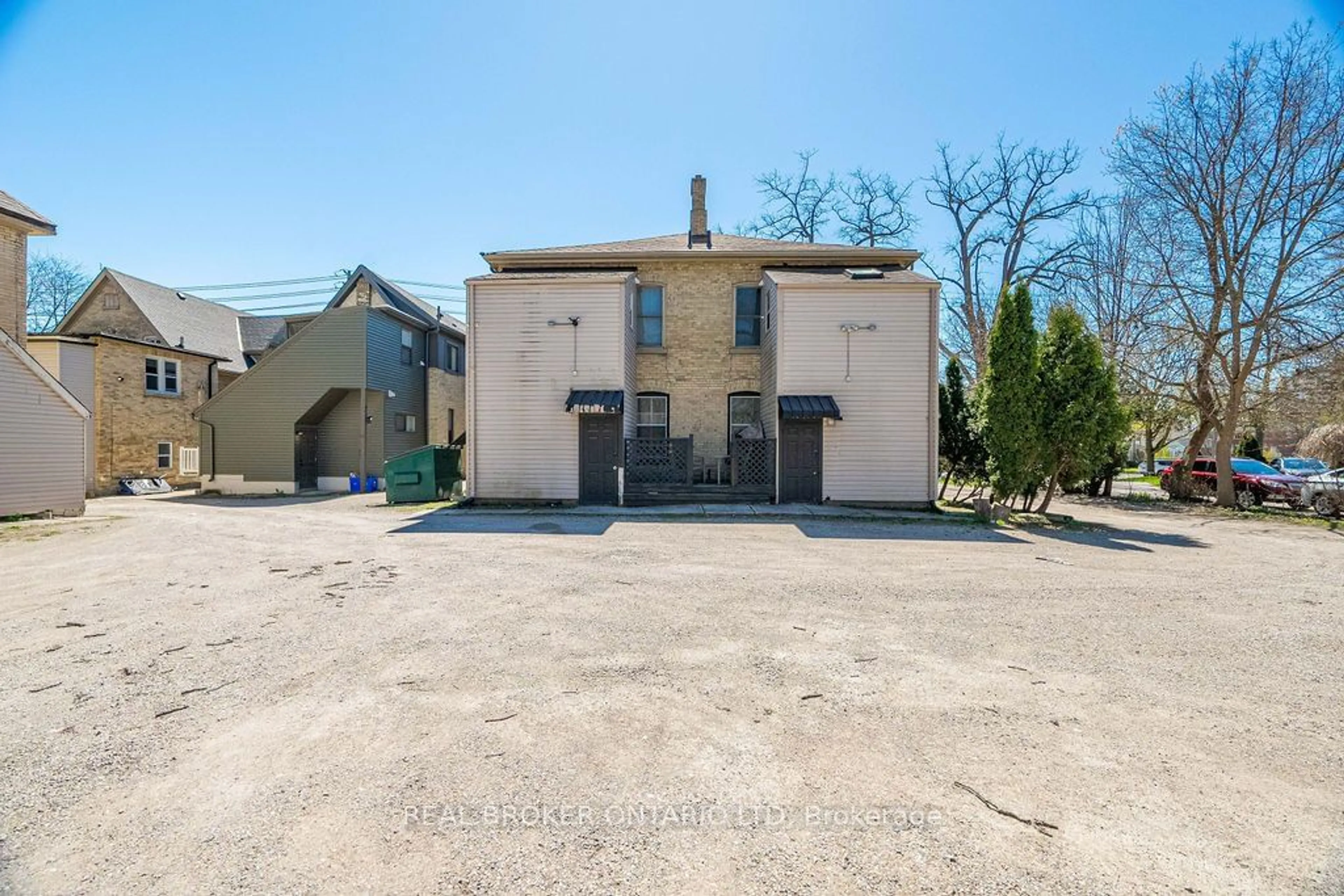 Patio, the front or back of building for 302 Oxford St, London Ontario N6A 1V4