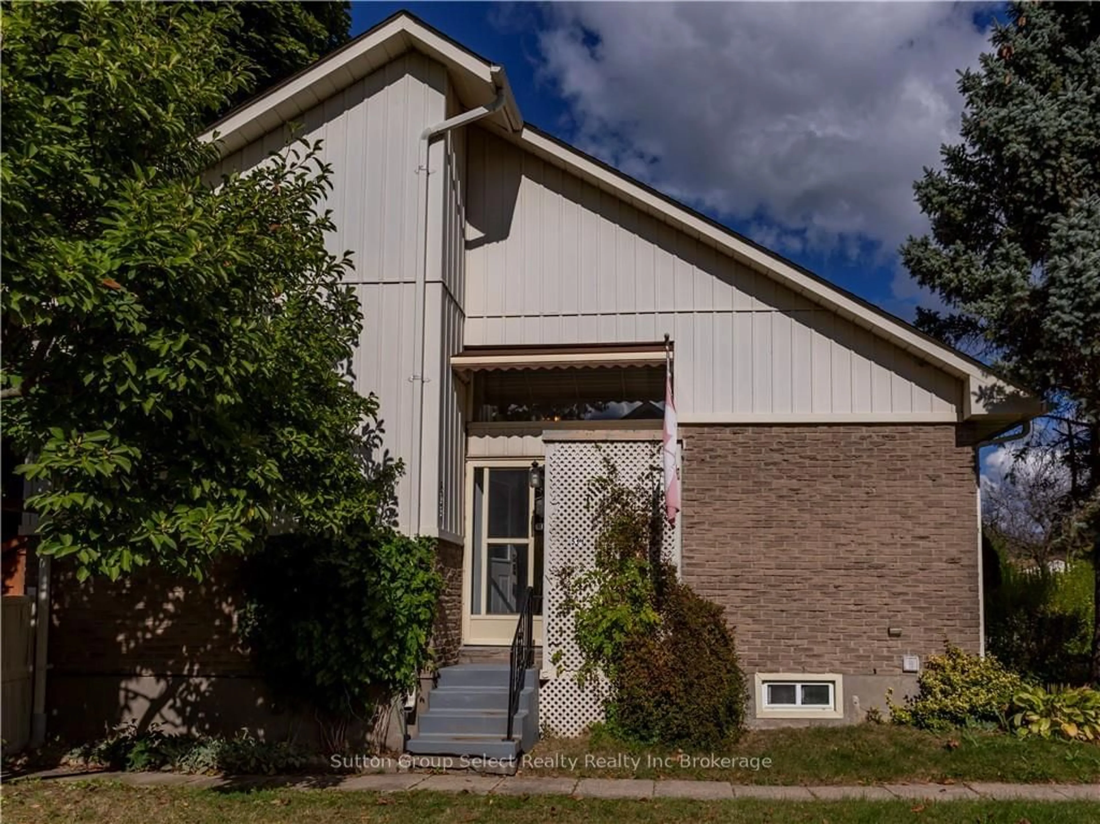 Frontside or backside of a home, the front or back of building for 511 Ferndale Crt, London Ontario N6C 5C2