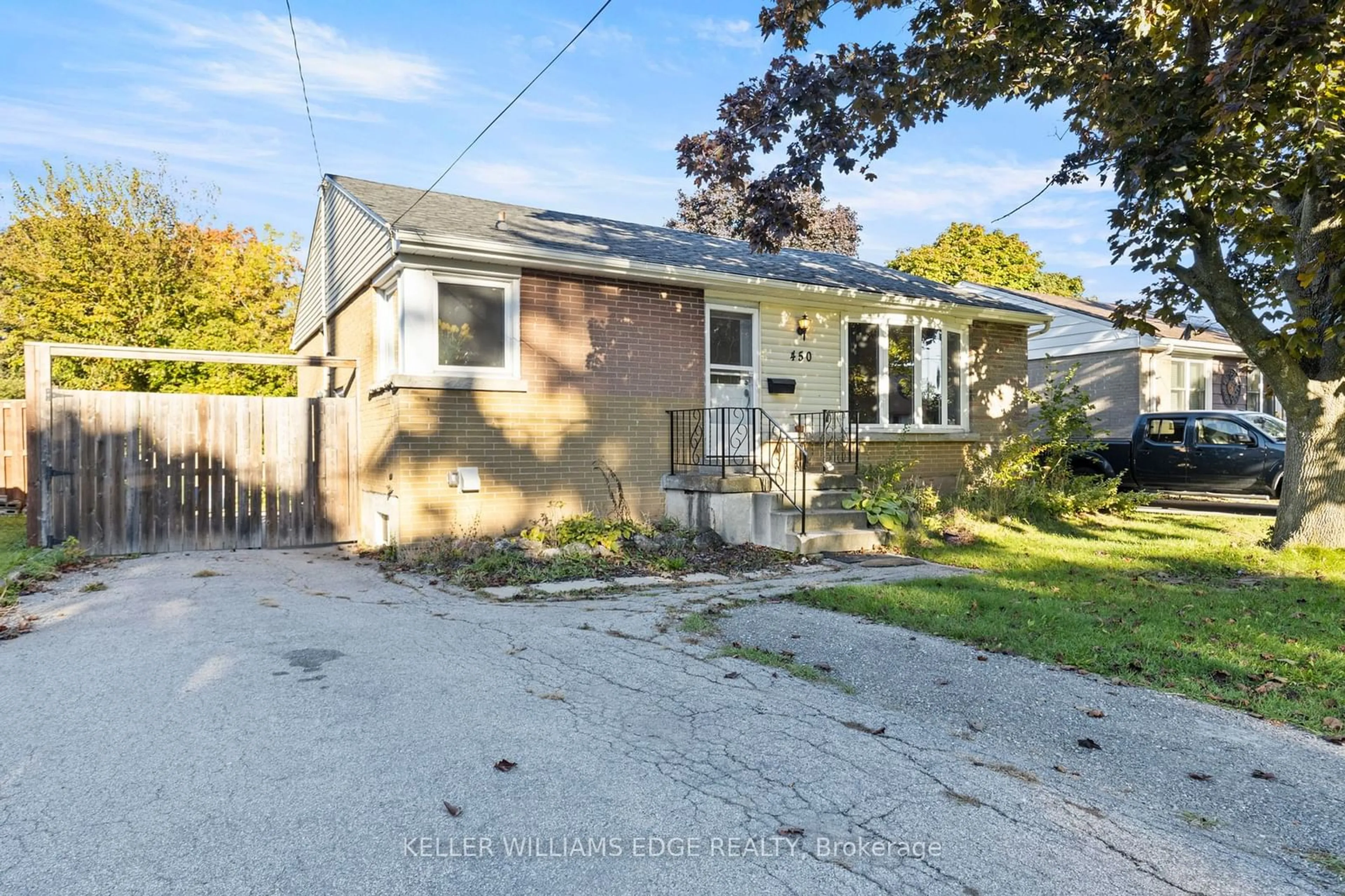 Frontside or backside of a home, cottage for 450 East 37th St, Hamilton Ontario L8V 4B9