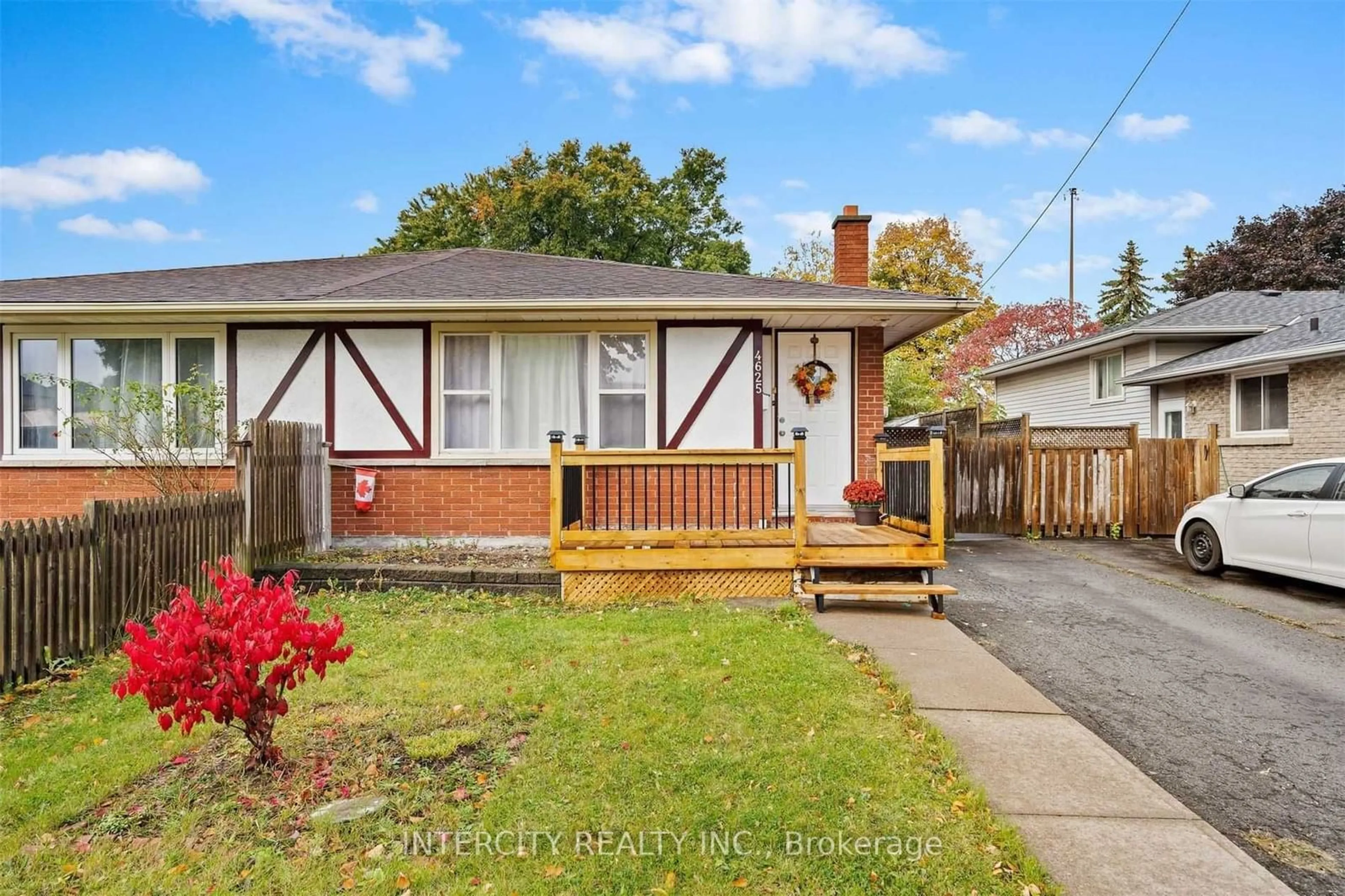 Frontside or backside of a home, the fenced backyard for 4625 Sussex Dr, Niagara Falls Ontario L2E 6S1