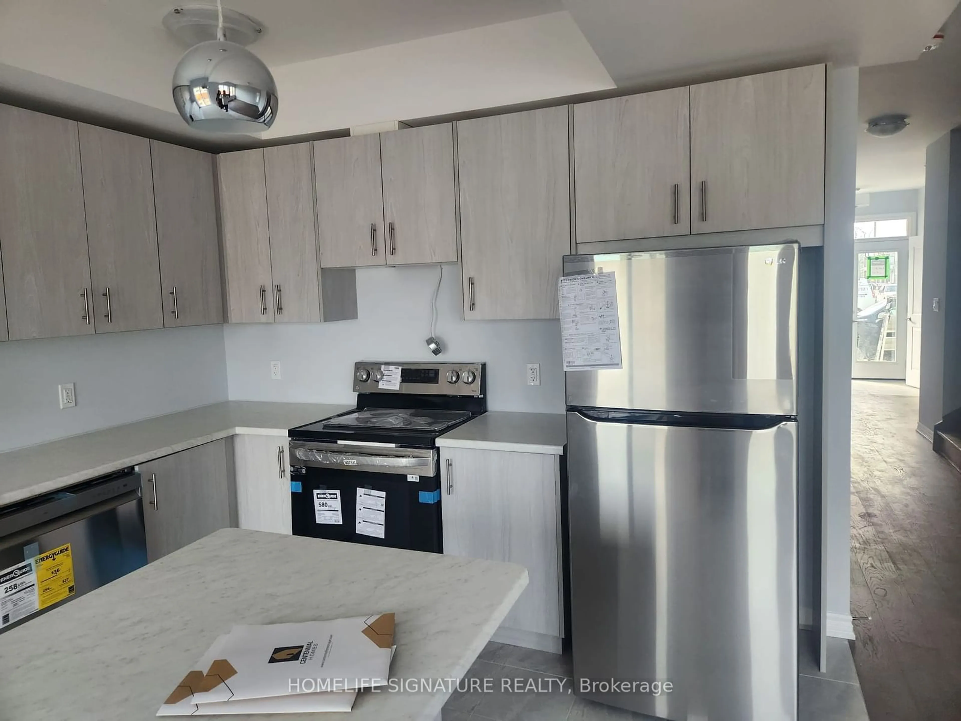 Standard kitchen, cottage for 83 Renfrew Tr, Welland Ontario L3C 0K2