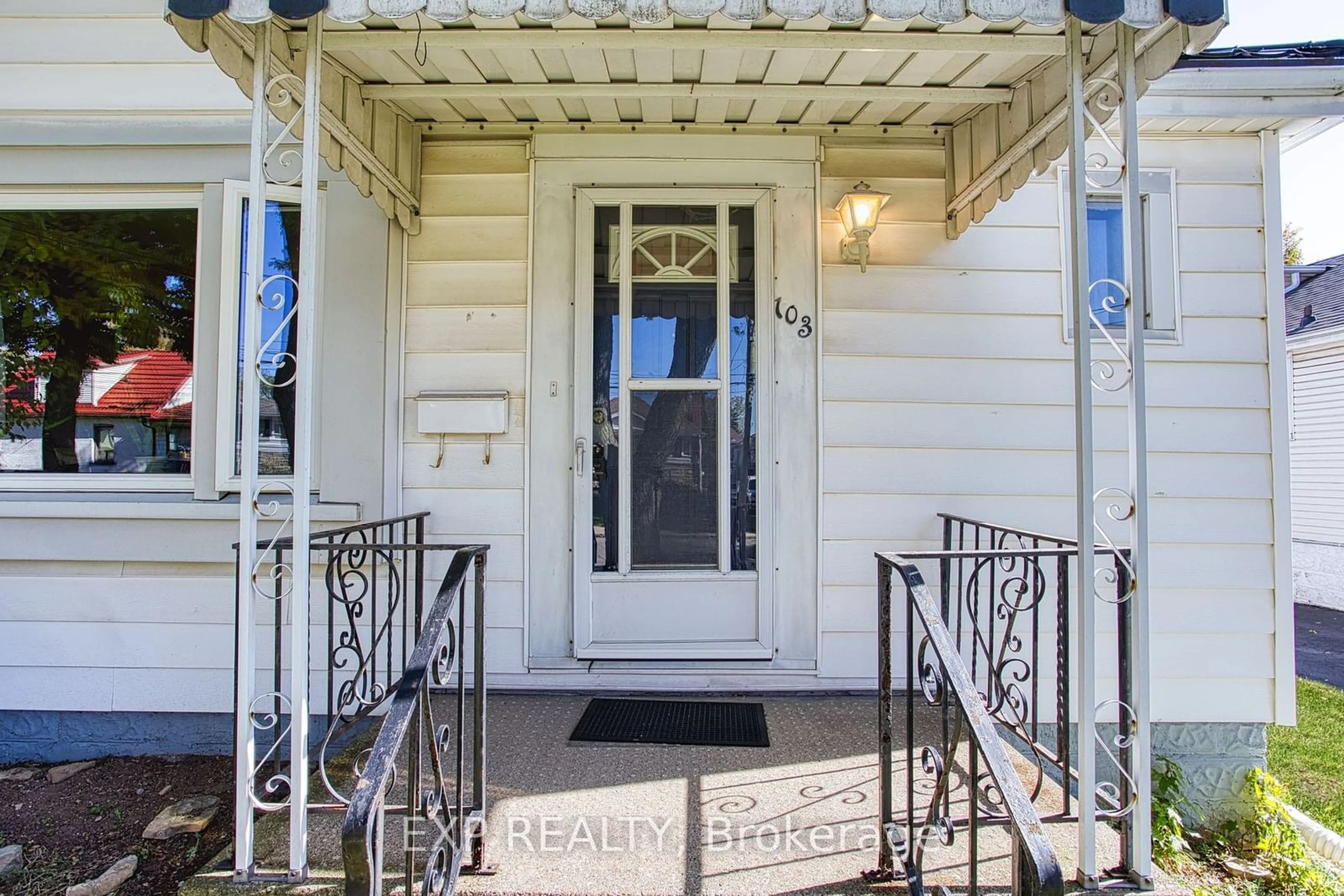 Indoor entryway, wood floors for 103 East 25th St, Hamilton Ontario L8V 3A3