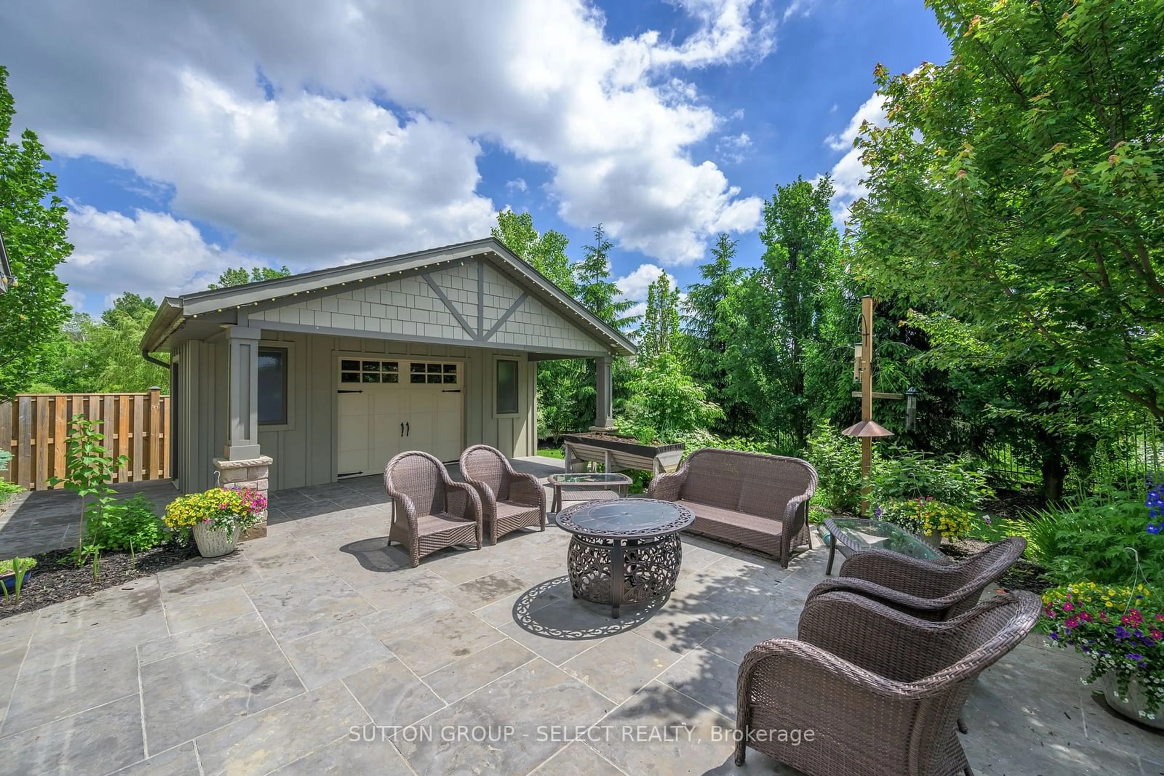 Patio, cottage for 231 Pebblecreek Walk, London Ontario N6G 0K3