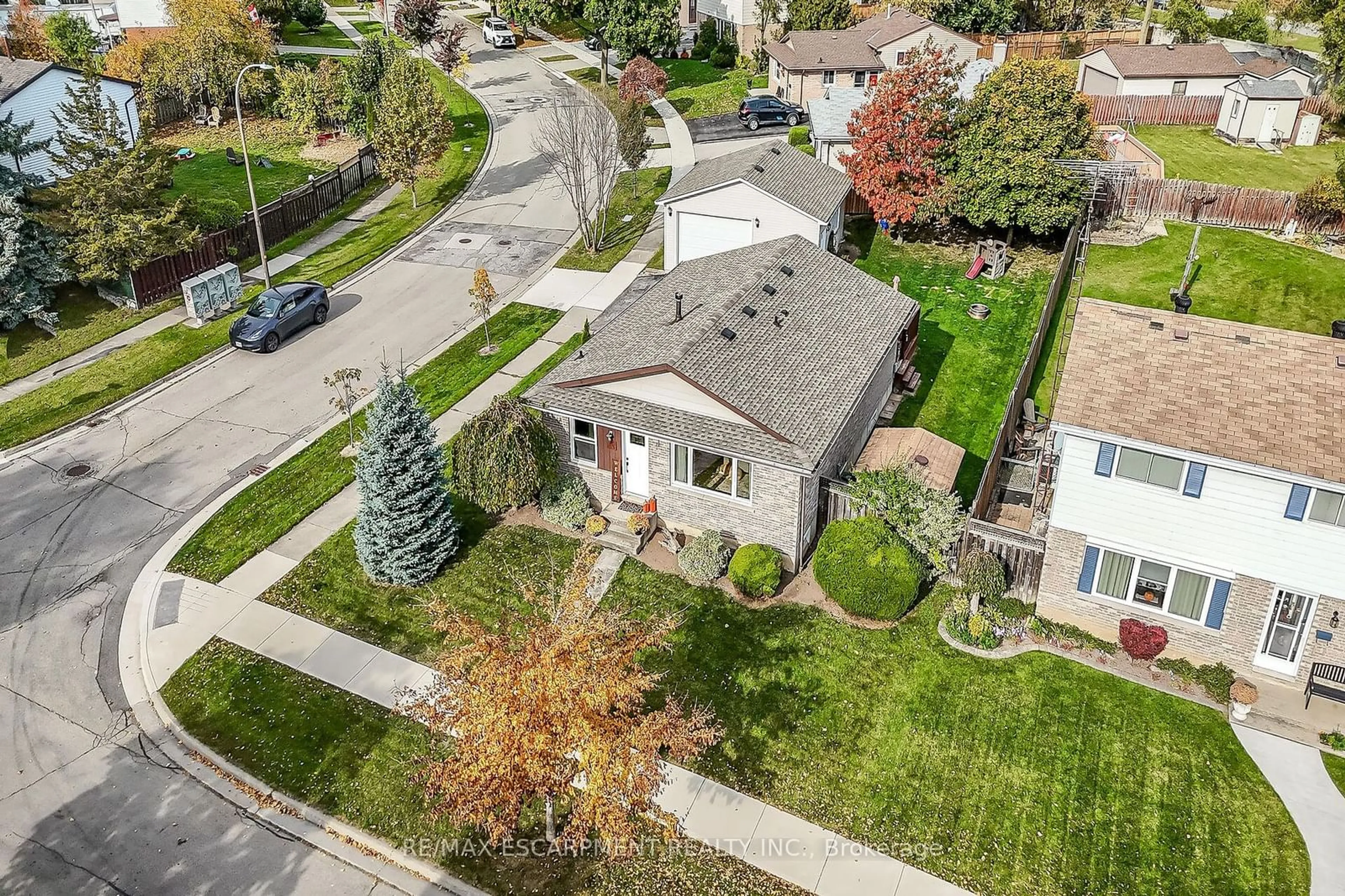 Frontside or backside of a home, the street view for 45 CHILTON Dr, Hamilton Ontario L8J 1L5