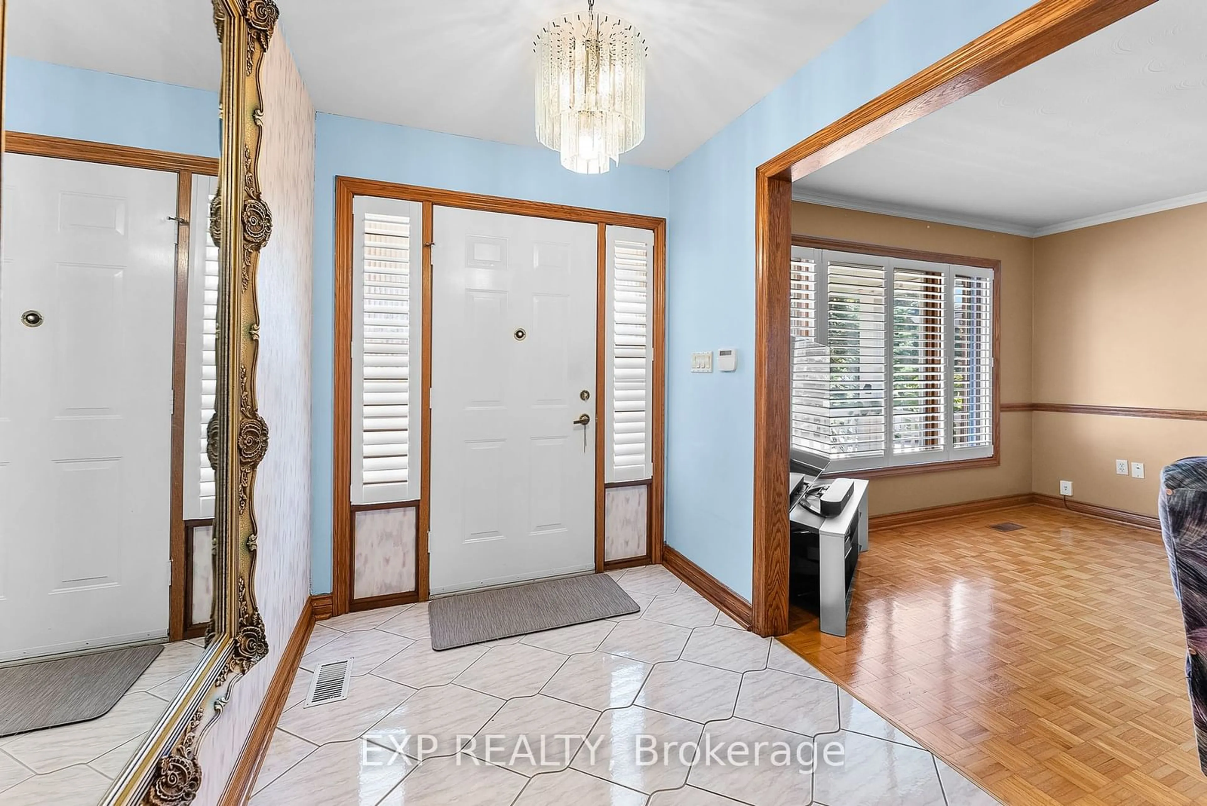 Indoor entryway, wood floors for 7737 Mount Carmel Blvd, Niagara Falls Ontario L2H 2Y3