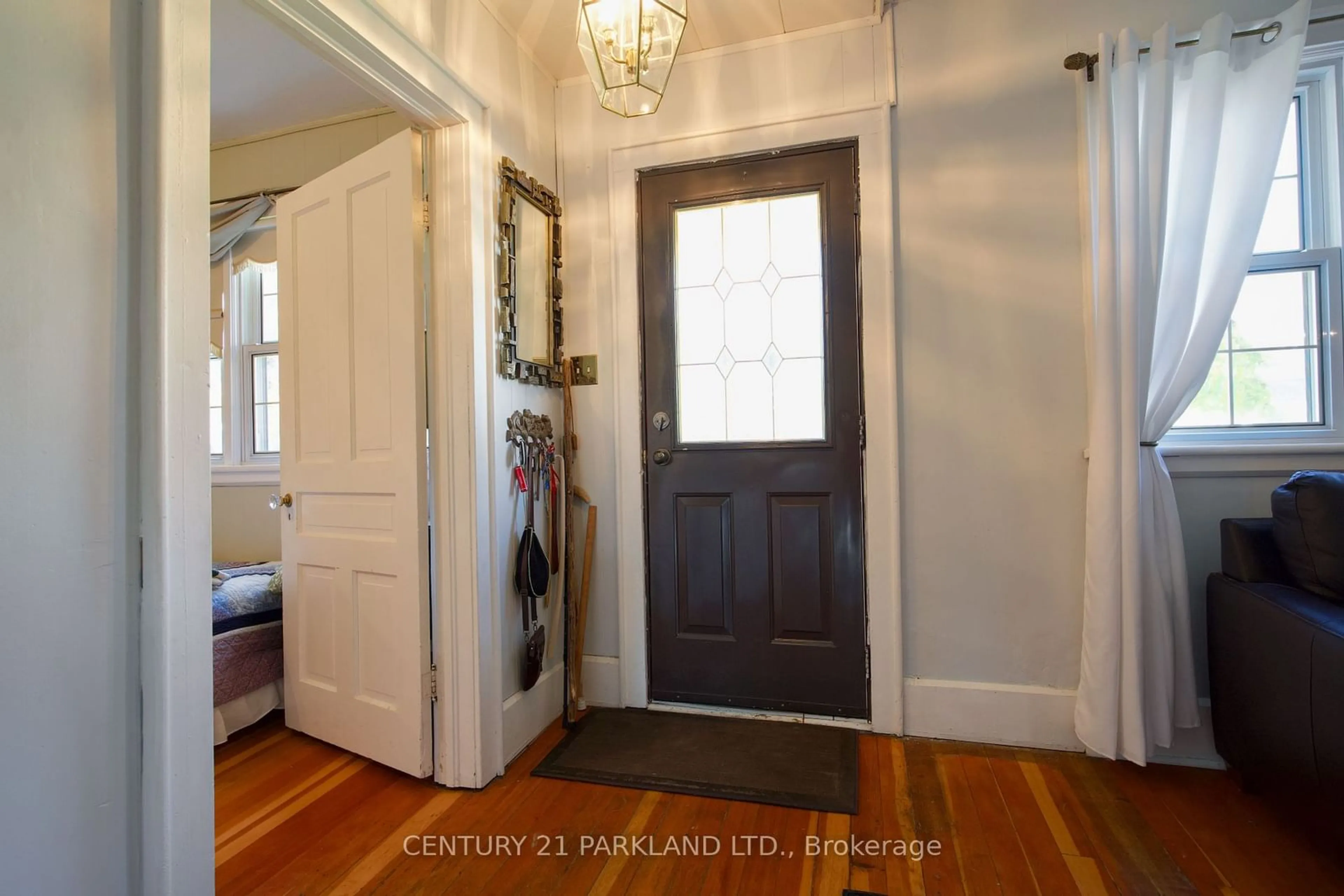 Indoor entryway, wood floors for 193 Queen St, Trent Hills Ontario K0L 1L0