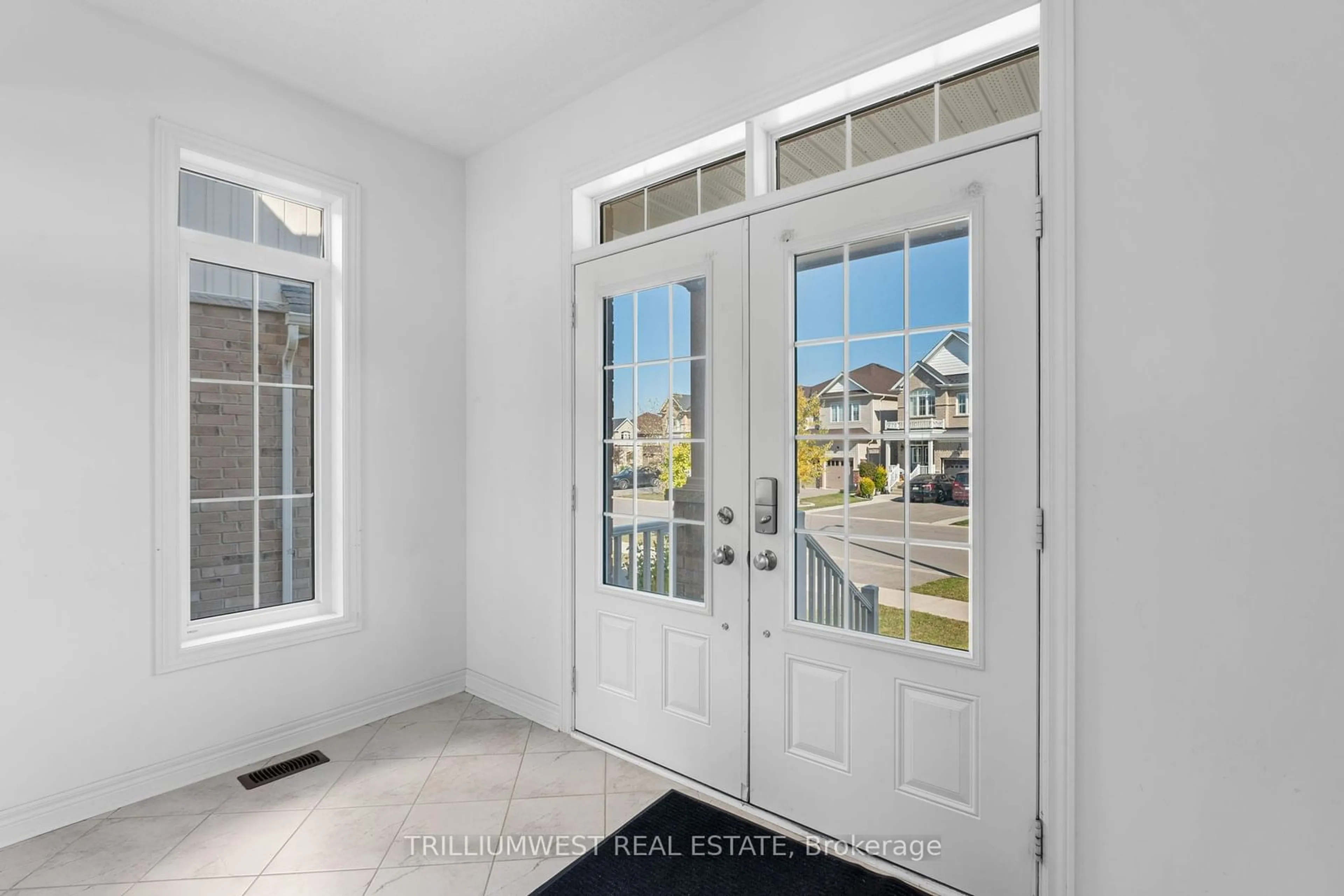 Indoor entryway, wood floors for 79 Barlow Pl, Brant Ontario N3L 0H1