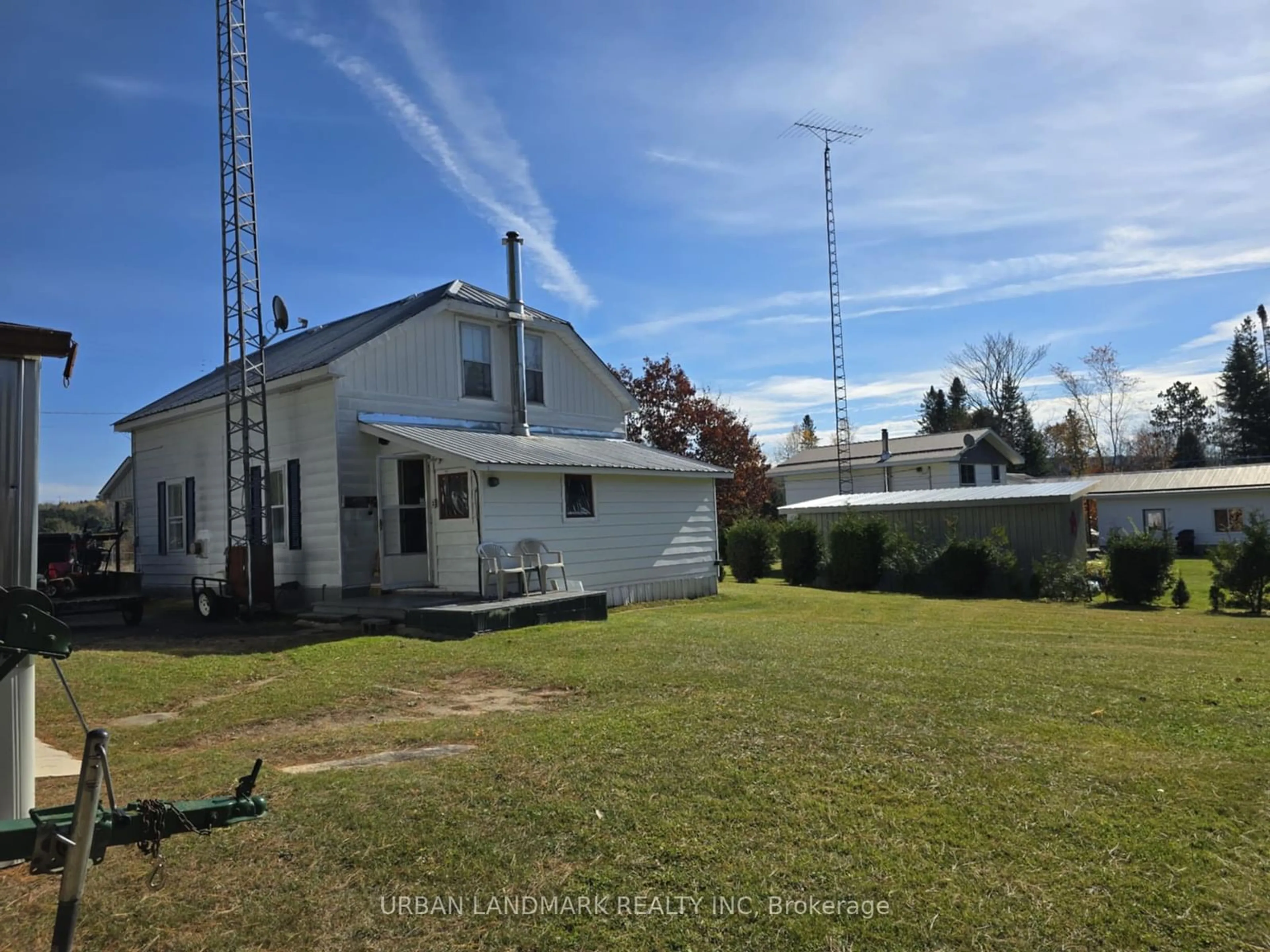 Frontside or backside of a home, the front or back of building for 21 Galeairy Cres, South Algonquin Ontario K0J 2M0