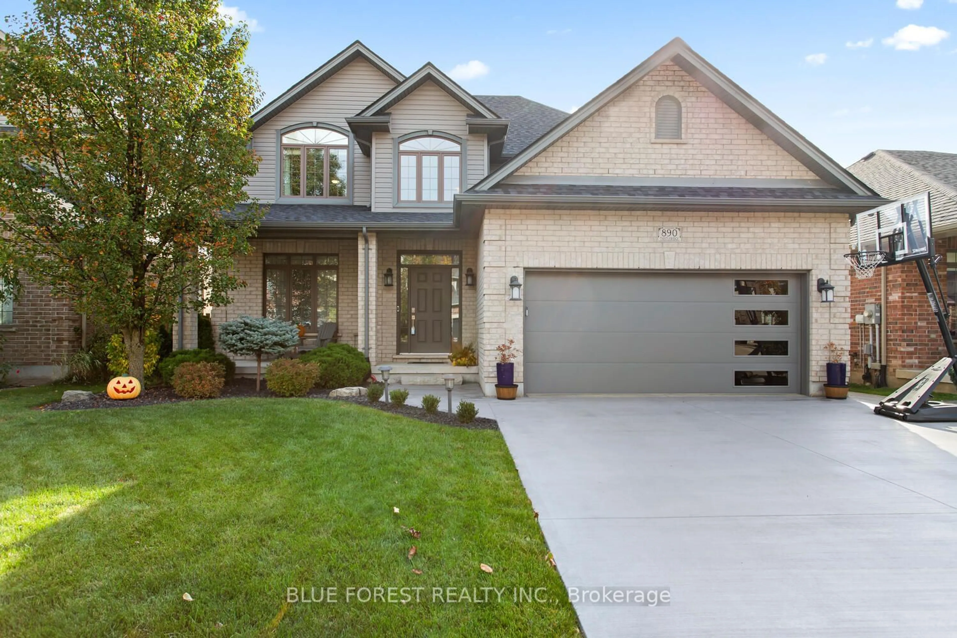 Frontside or backside of a home, the street view for 890 Thistleridge Cres, London Ontario N6K 0B5