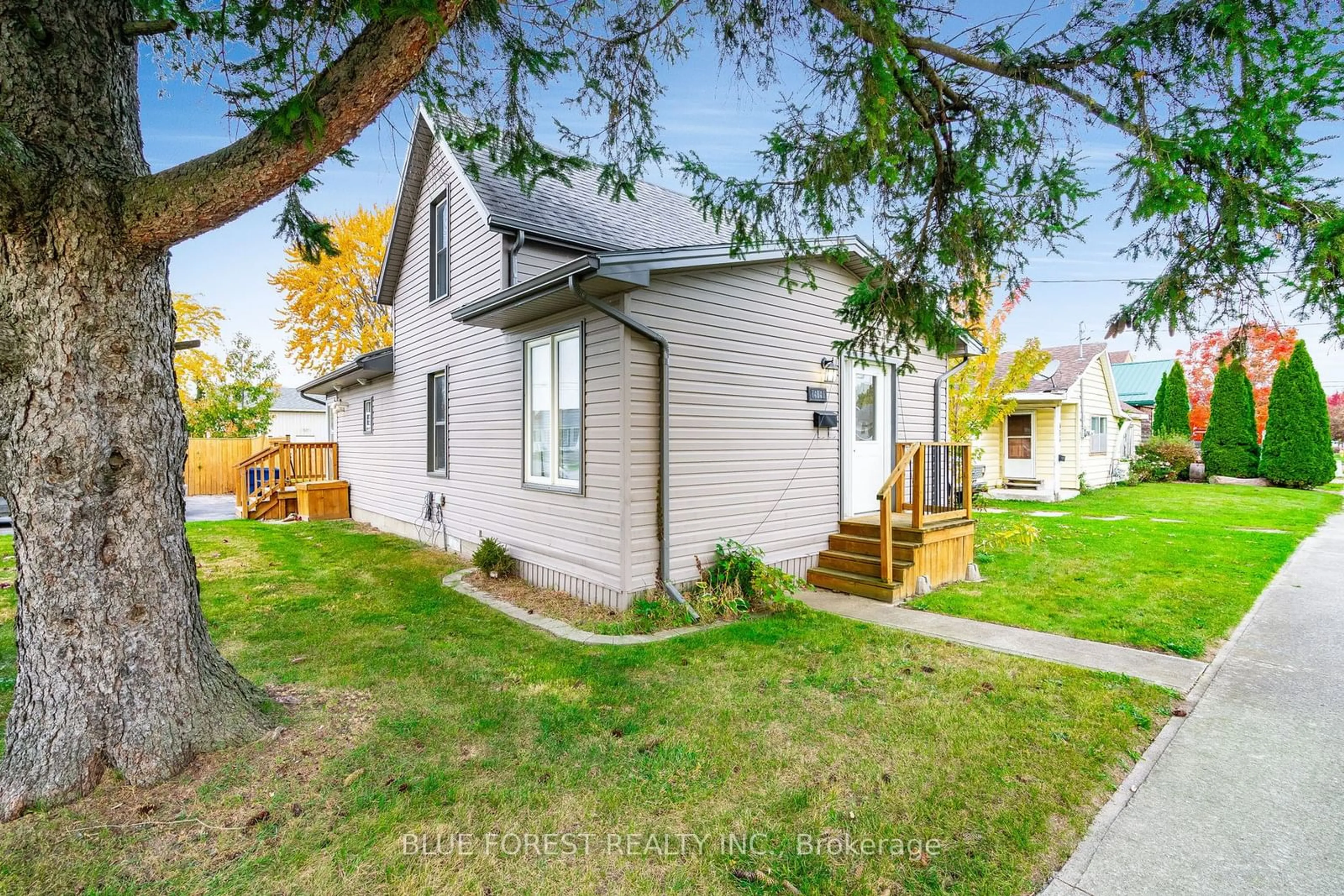 Frontside or backside of a home, the fenced backyard for 404 Agnes St, Chatham-Kent Ontario N8A 3W2