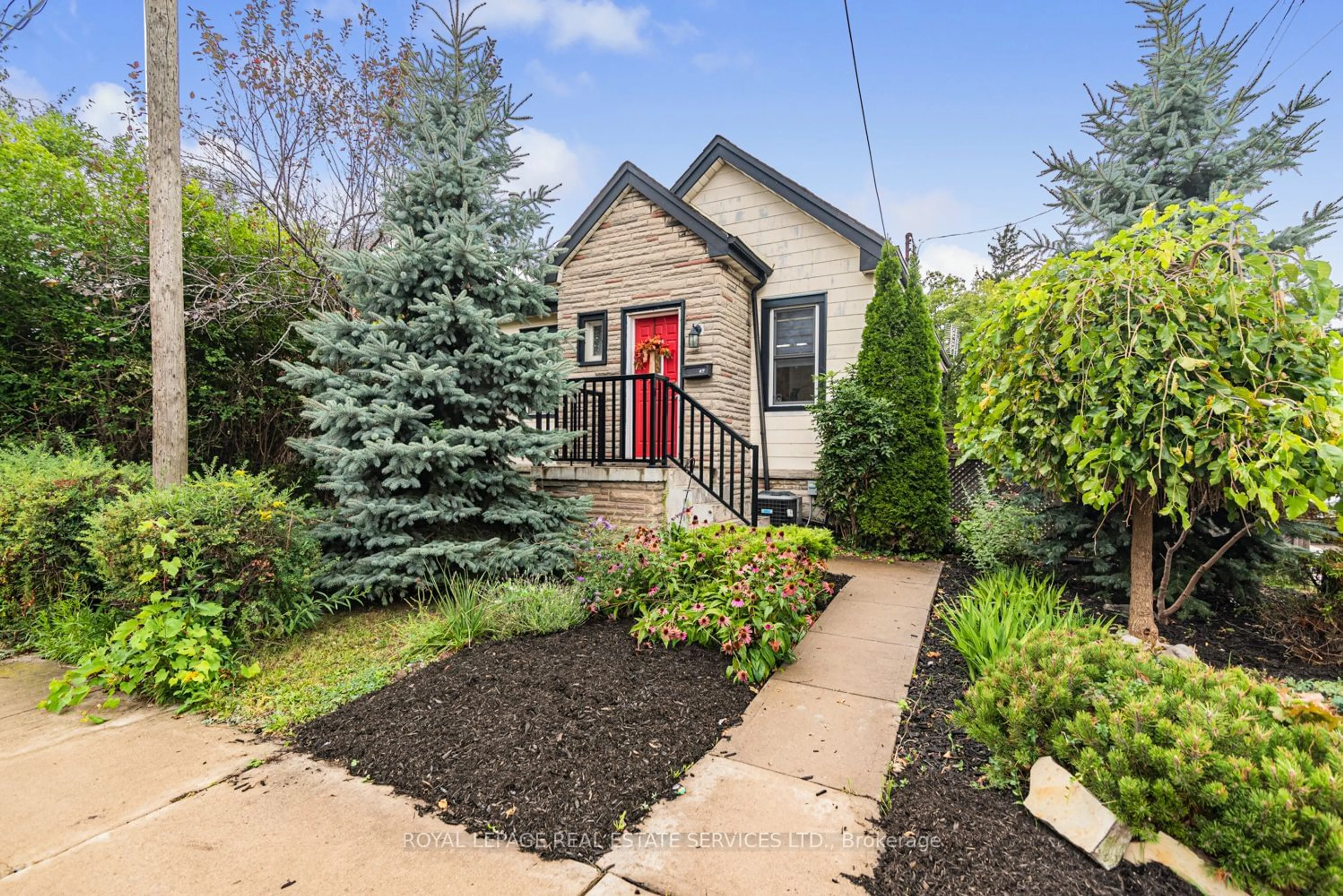 Frontside or backside of a home, cottage for 62 East 14th St, Hamilton Ontario L9A 4B5