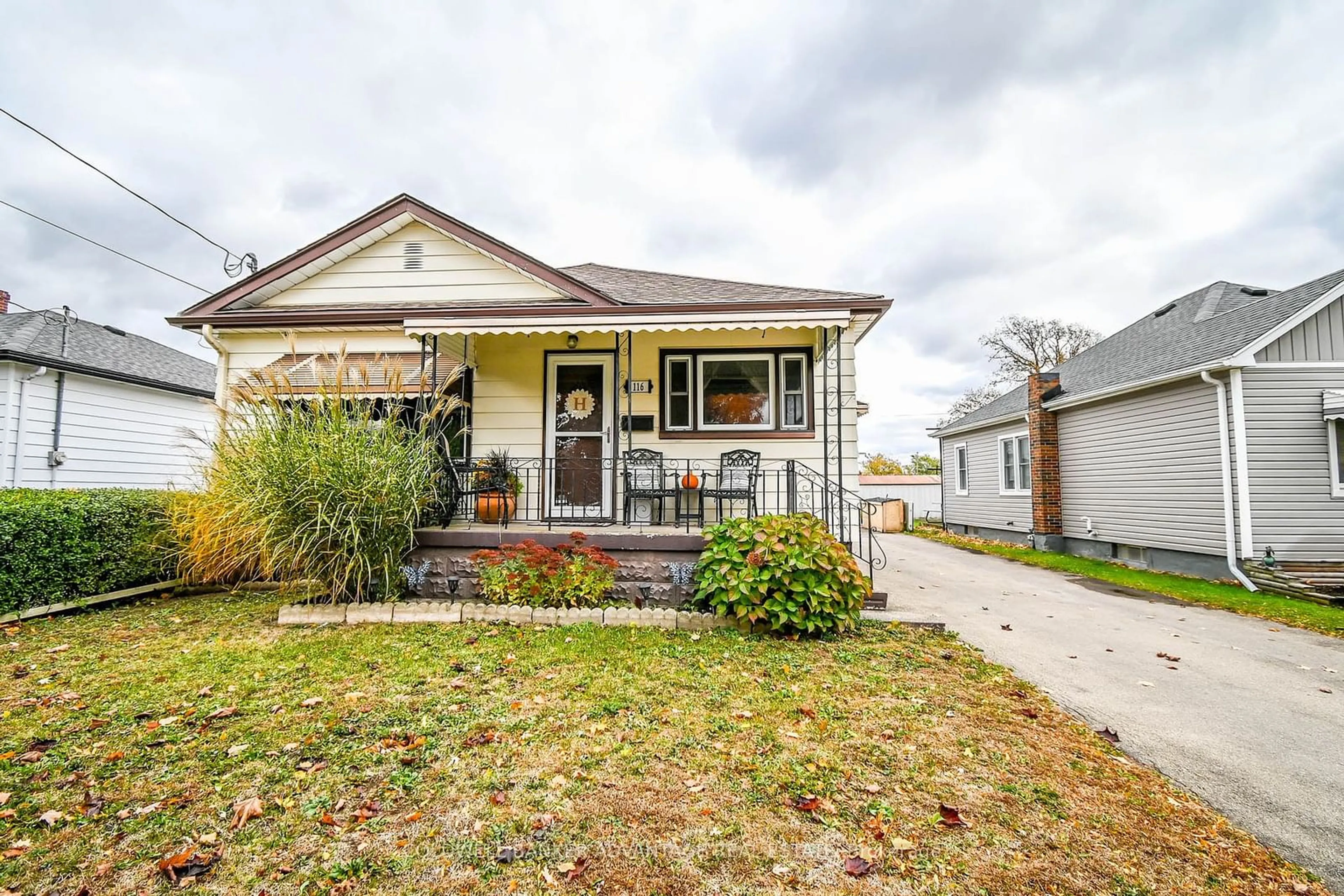 Frontside or backside of a home, cottage for 116 Lyons Ave, Welland Ontario L3B 1M1