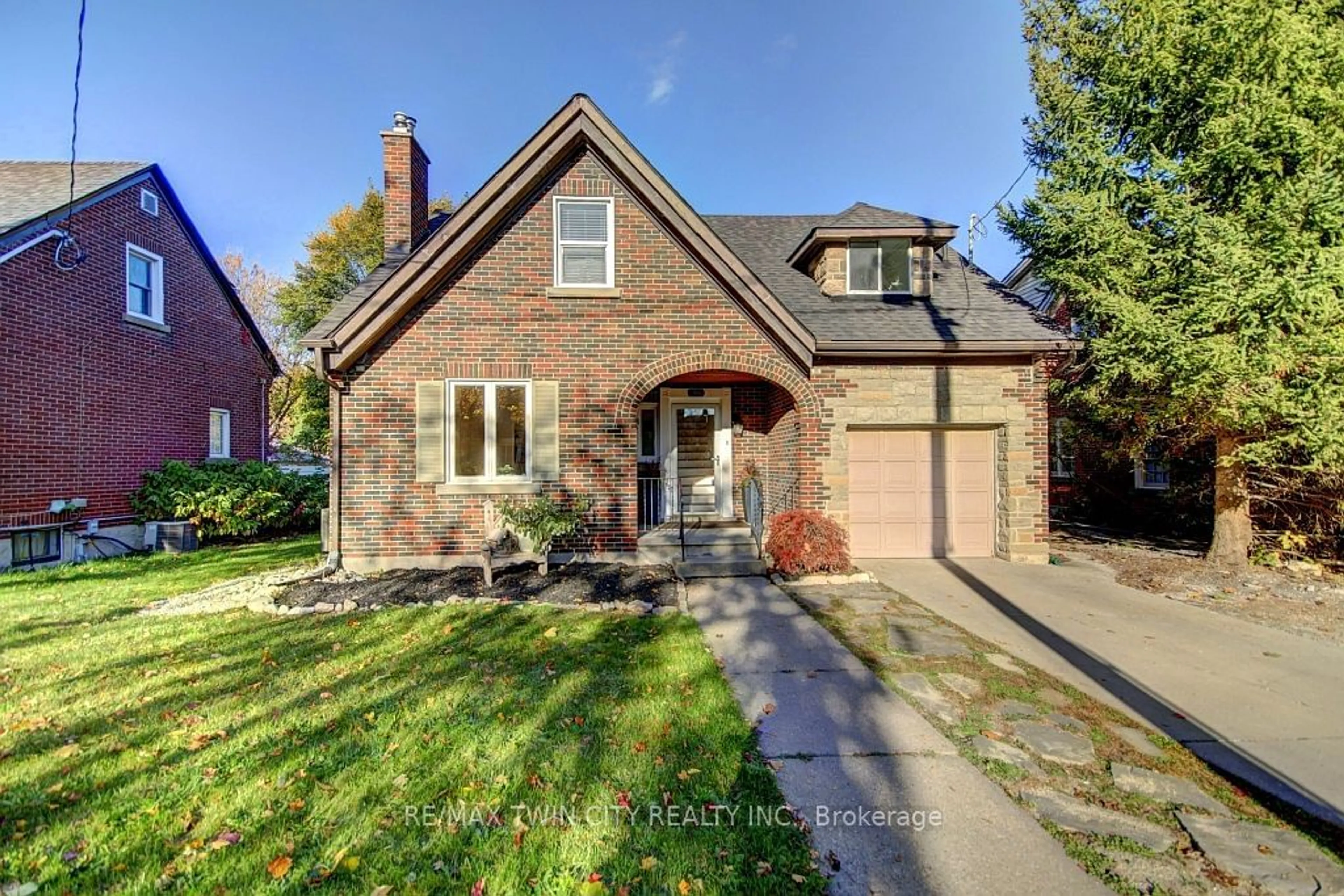 Home with brick exterior material for 784 Belmont Ave, Kitchener Ontario N2M 1P4