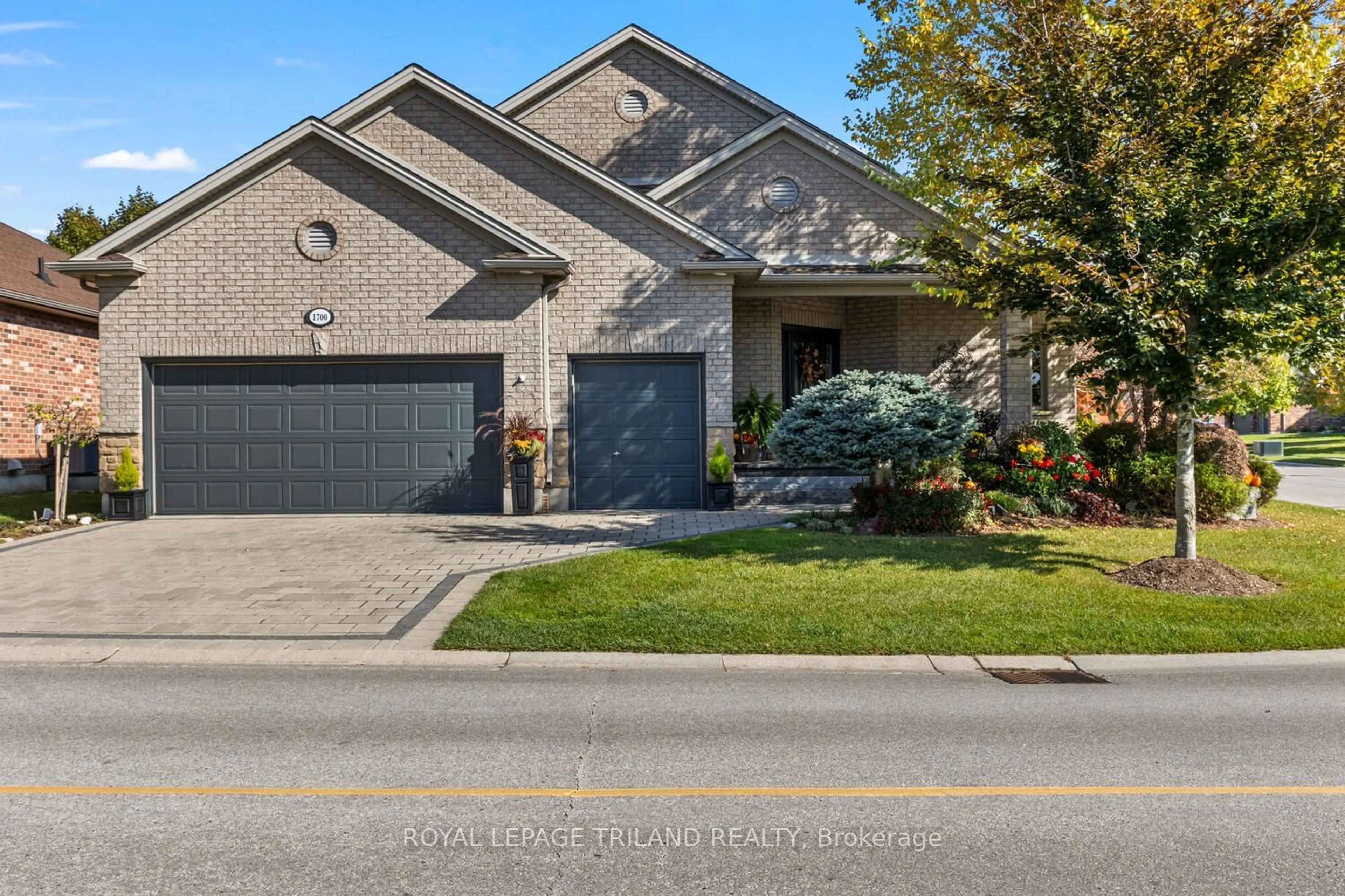 Frontside or backside of a home, the street view for 1700 Weir Ave, London Ontario N6K 5R3