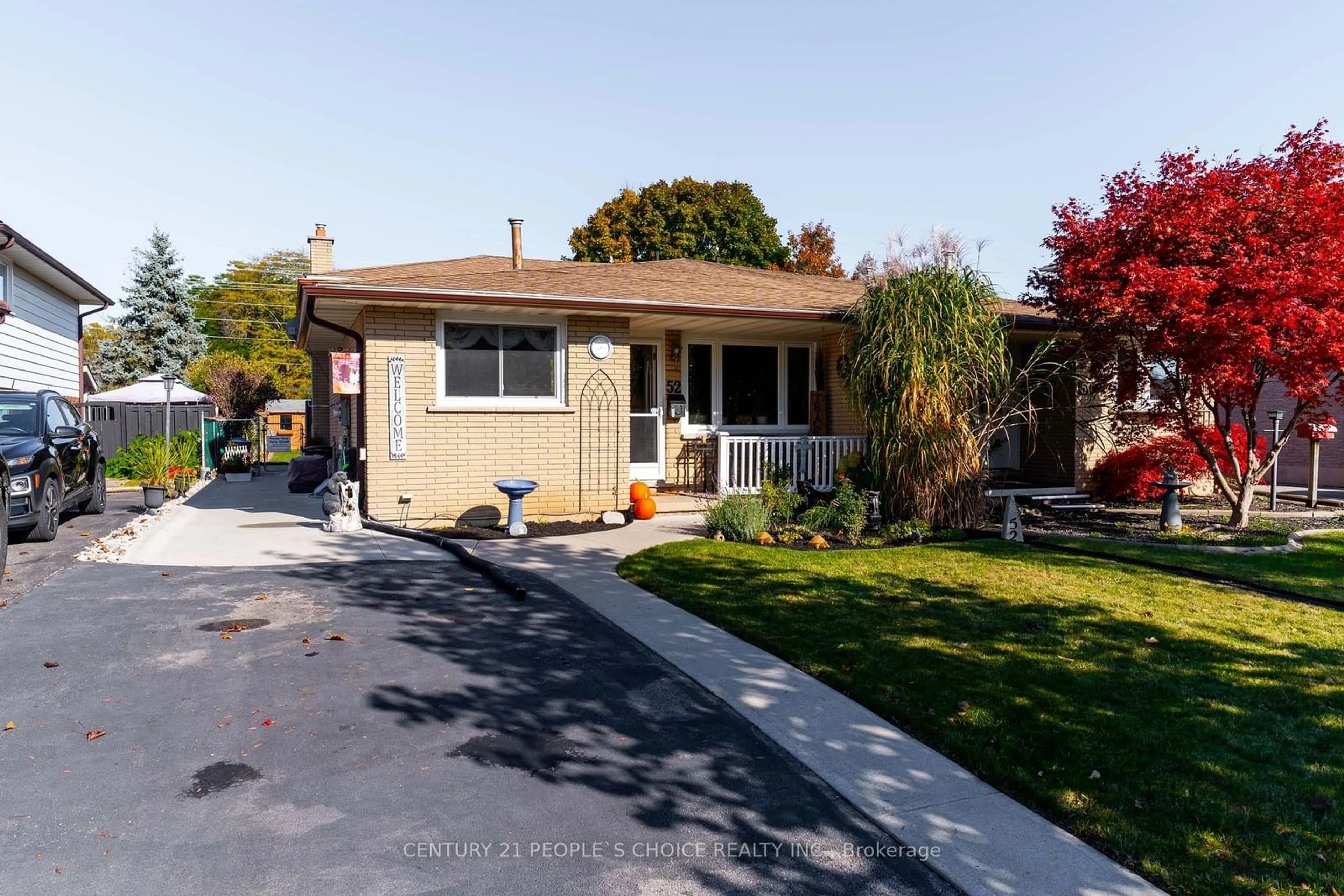 Frontside or backside of a home, the street view for 52 Westchester Way, Brantford Ontario N3R 6W6