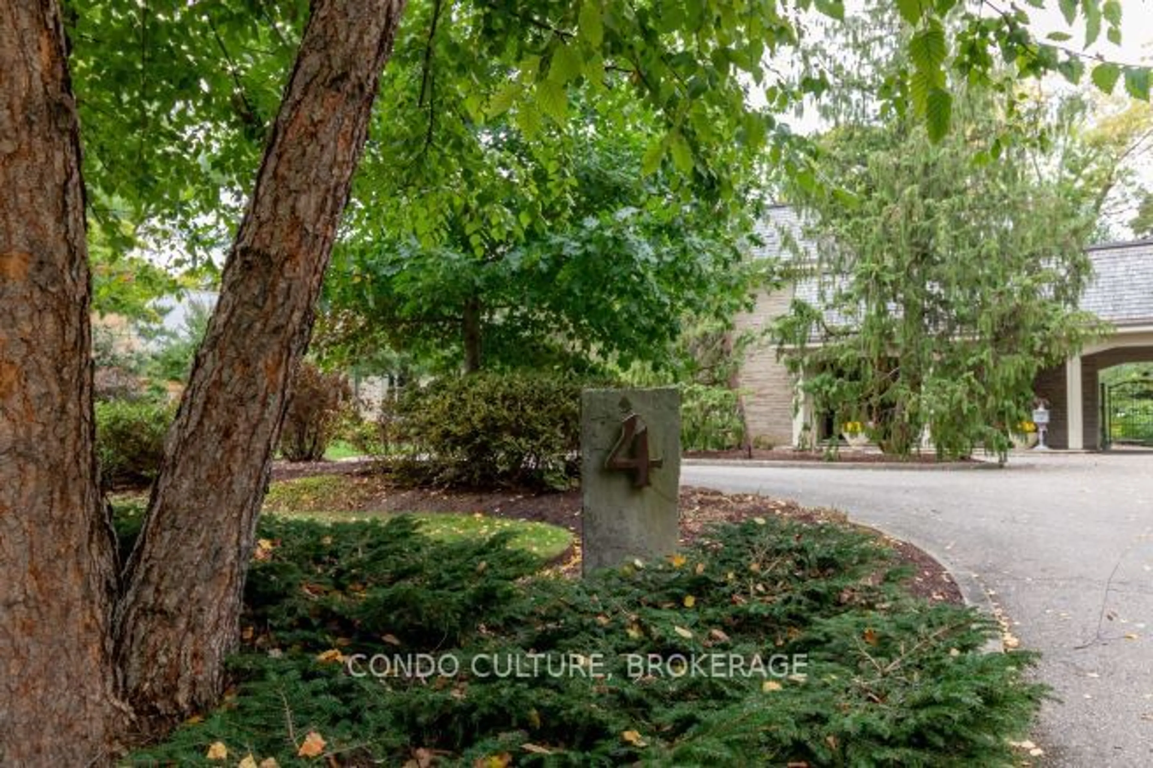 A pic from exterior of the house or condo, the street view for 4 Westgate Walk, Kitchener Ontario N2M 2T8